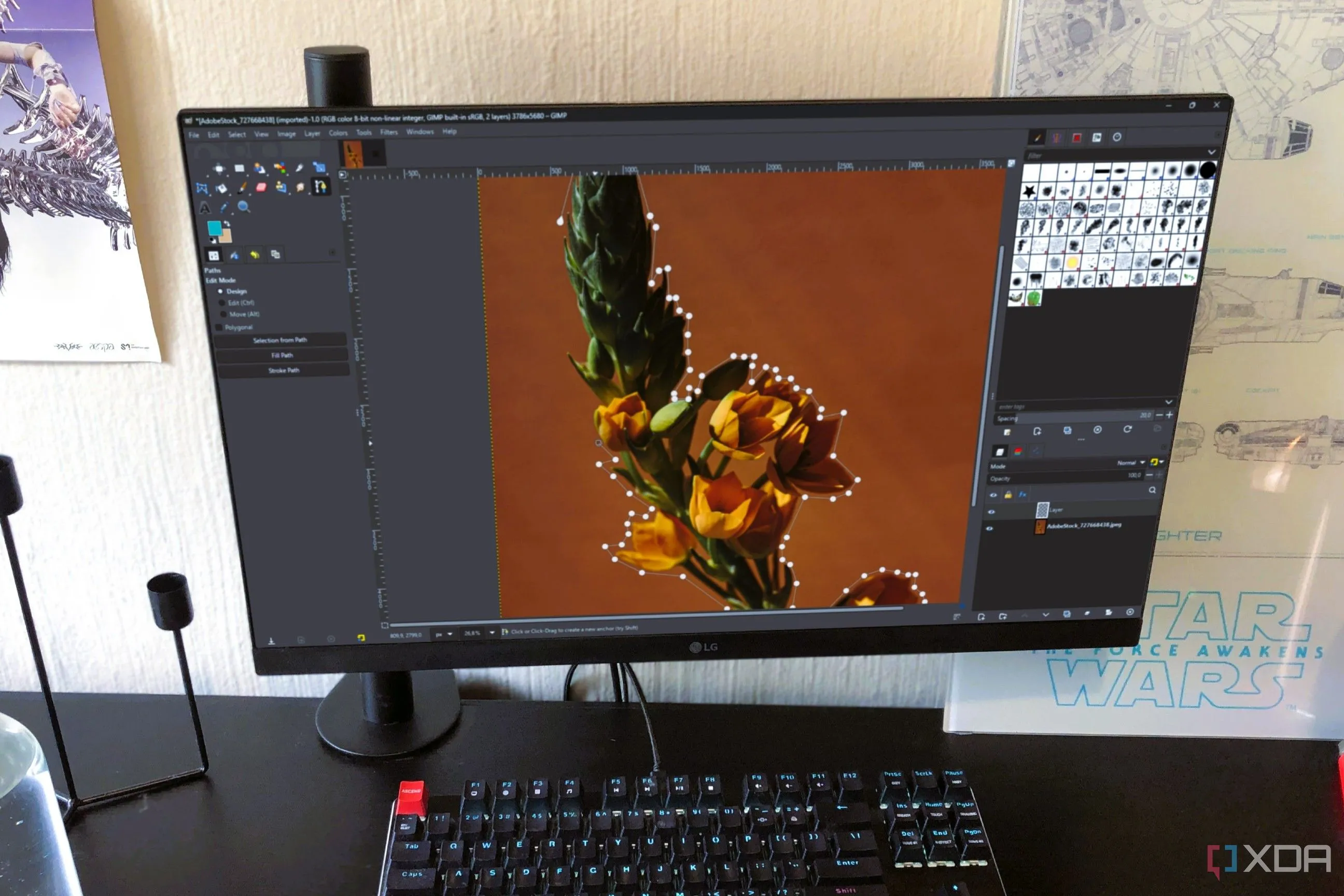 Màn hình làm việc của GIMP với các cửa sổ chỉnh sửa ảnh trên máy tính để bàn