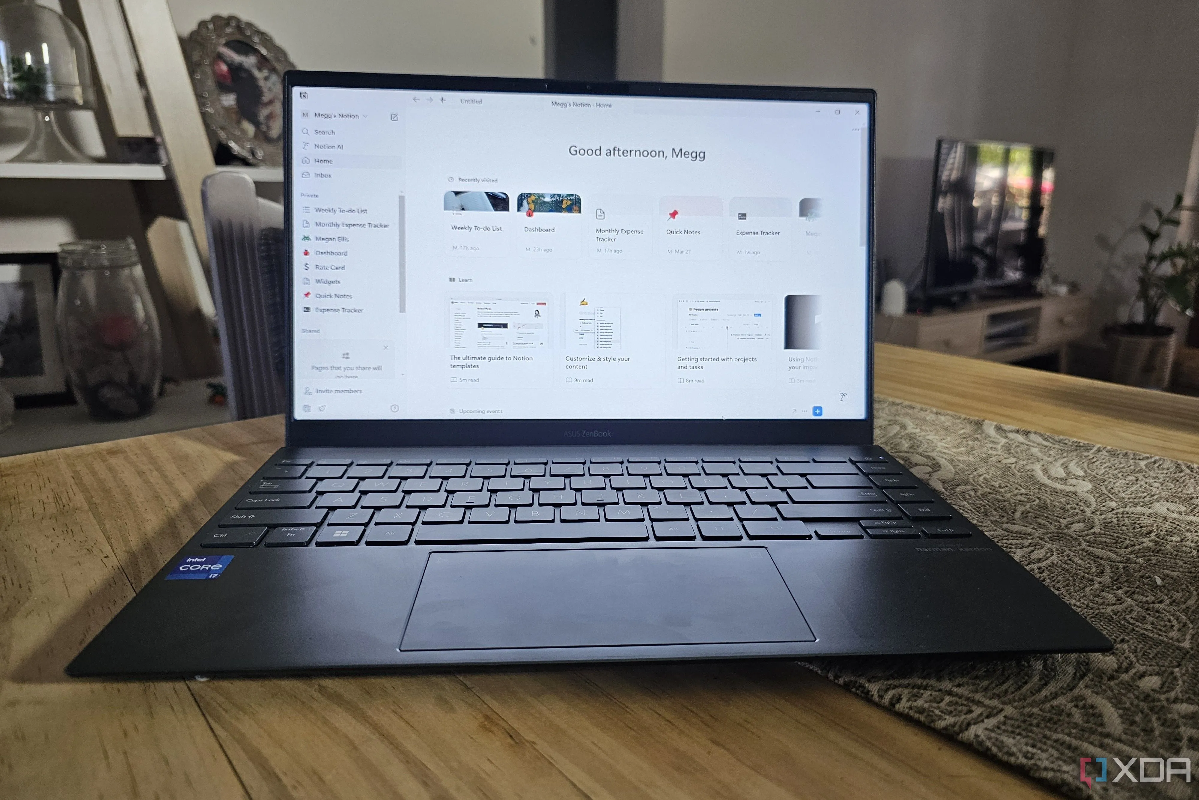 Màn hình laptop hiển thị giao diện của ứng dụng Notion