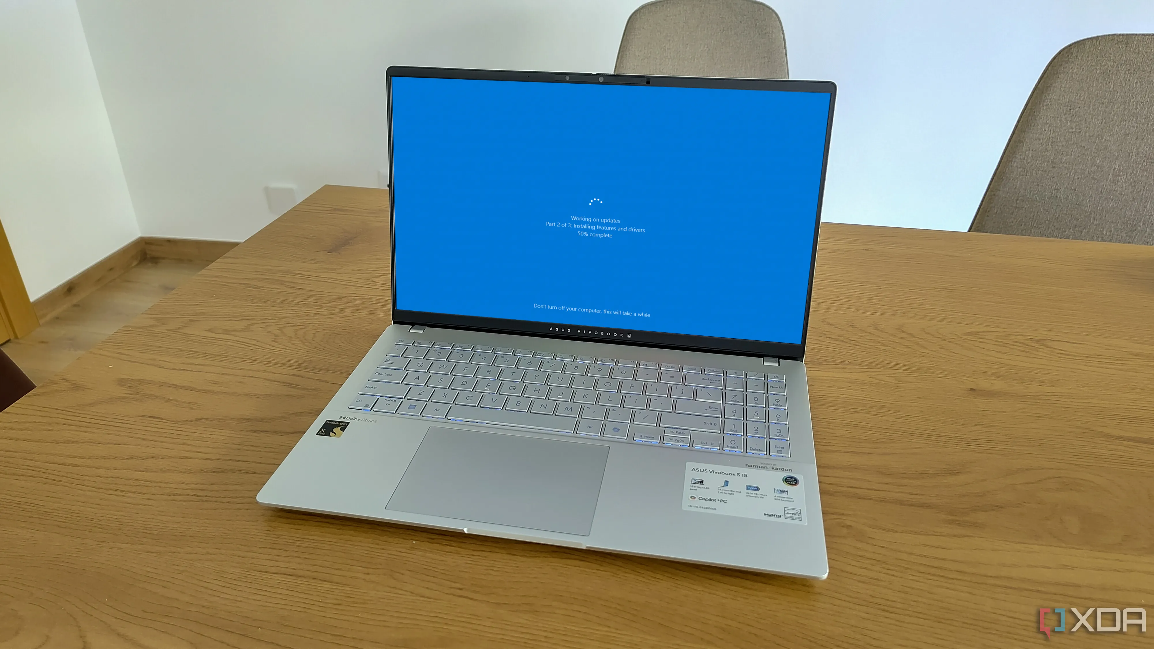 Màn hình laptop hiển thị quá trình khởi động lại Windows để cài đặt cập nhật, minh họa sự gián đoạn.