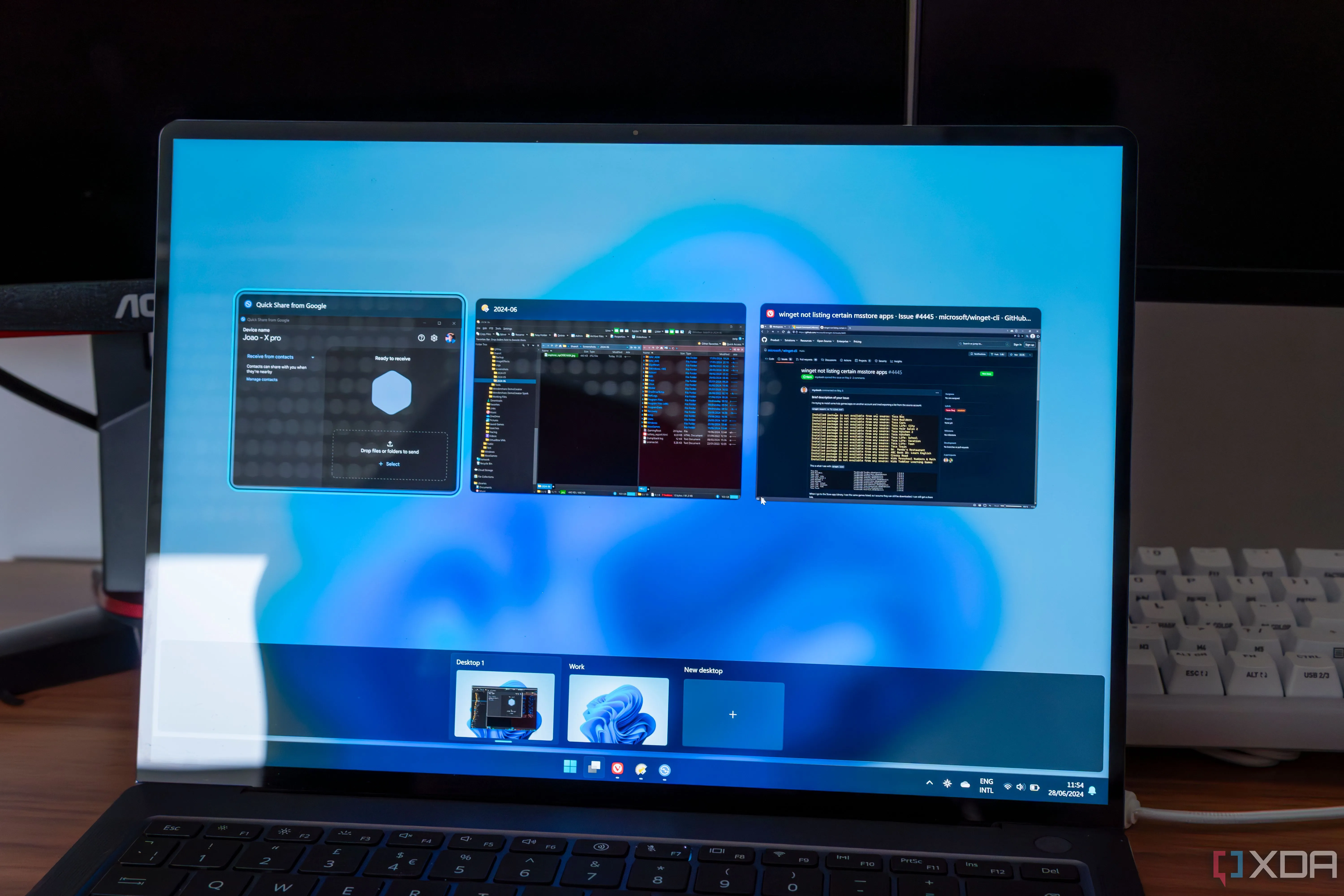 Màn hình laptop Windows 11 hiển thị chế độ Task View với hai màn hình ảo