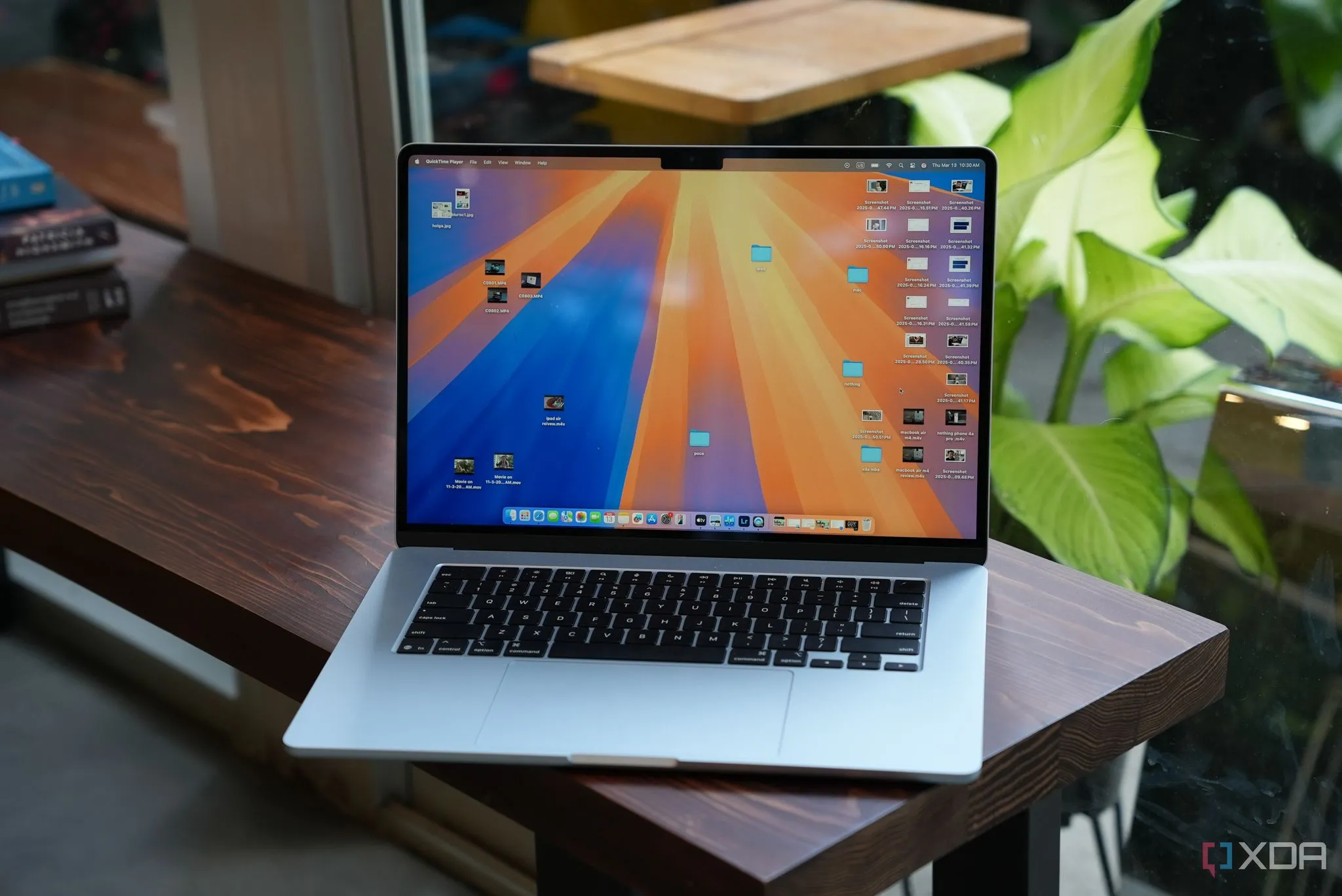Màn hình MacBook Air M4 2025 hiển thị đa nhiệm các ứng dụng, chứng minh hiệu năng xử lý mạnh mẽ của chip Apple M4