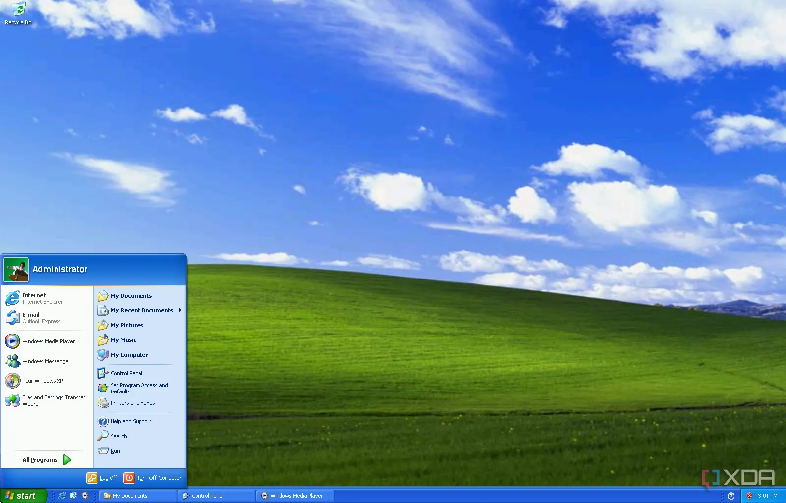 Màn hình nền Windows XP với hình nền Bliss mang tính biểu tượng