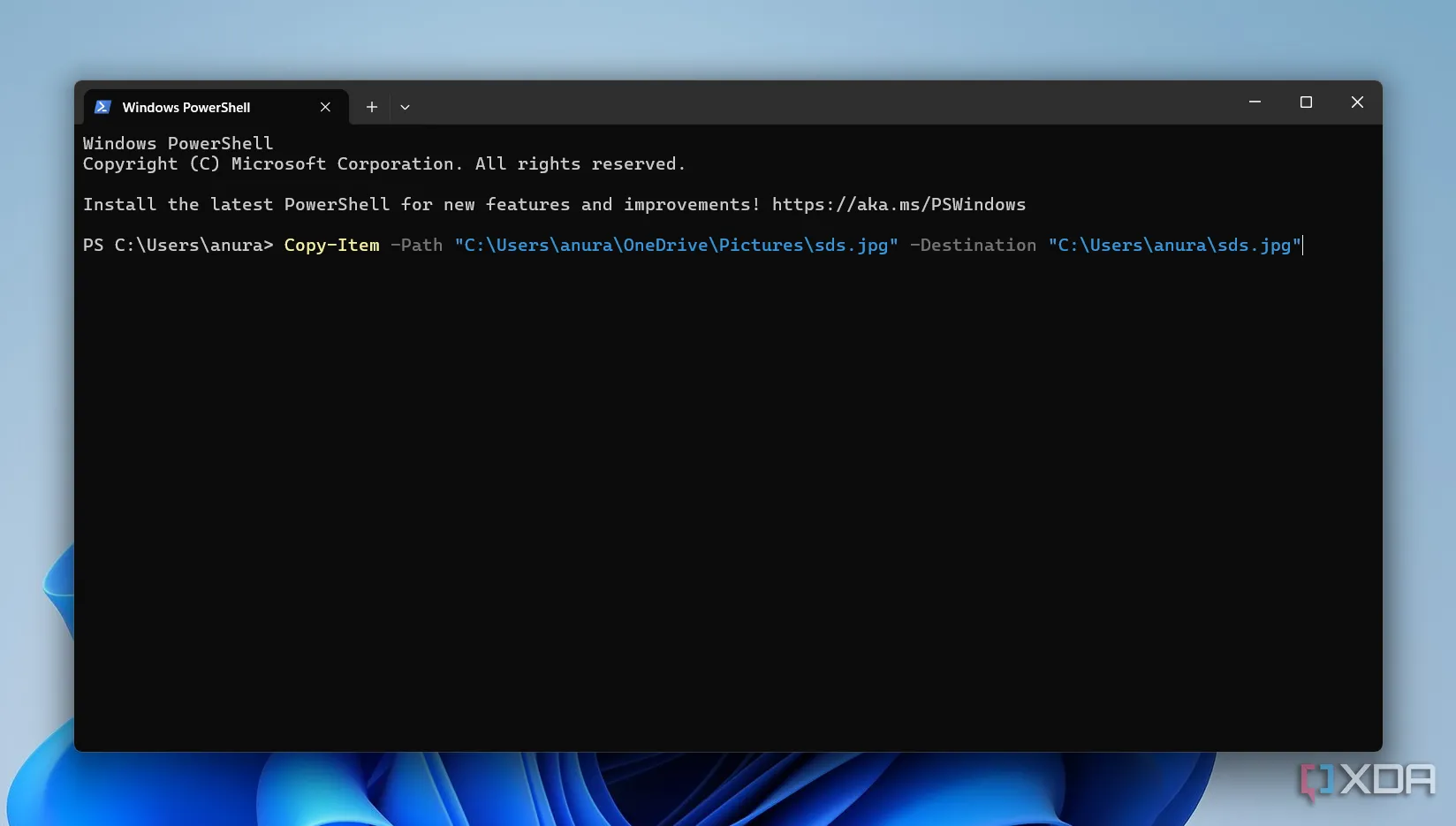 Màn hình PowerShell hiển thị lệnh Copy-Item để sao chép tệp tin