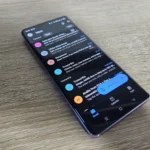 Màn hình ứng dụng Outlook trên smartphone với hộp thư Gmail, gợi mở về sự phức tạp của các giao thức email hiện đại.