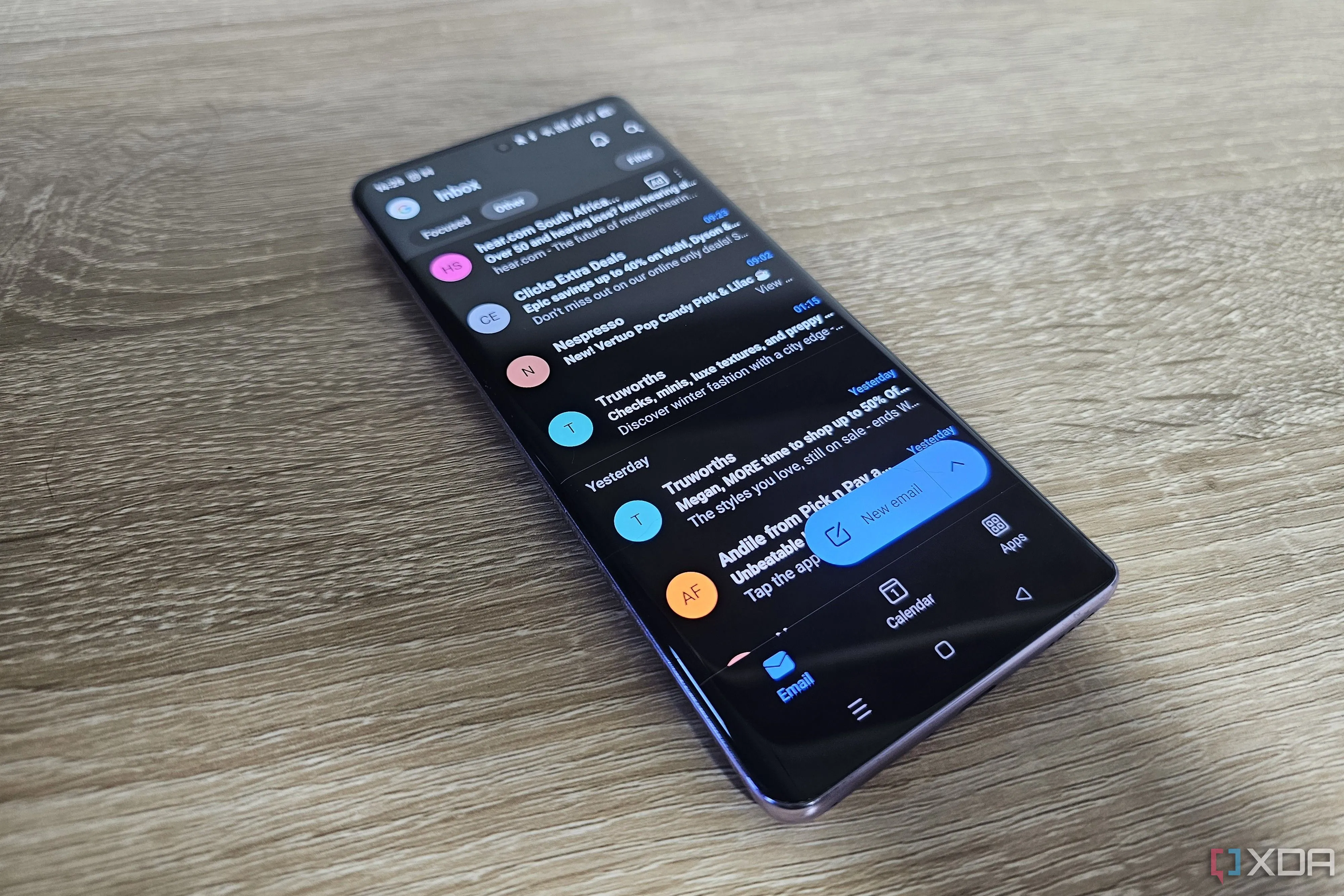 Màn hình ứng dụng Outlook trên smartphone với hộp thư Gmail, gợi mở về sự phức tạp của các giao thức email hiện đại.
