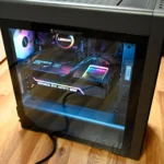 Mặt bên bằng kính trong suốt của PC Lenovo Legion Tower 7i Gen 8, hiển thị nội thất gọn gàng và thẩm mỹ.