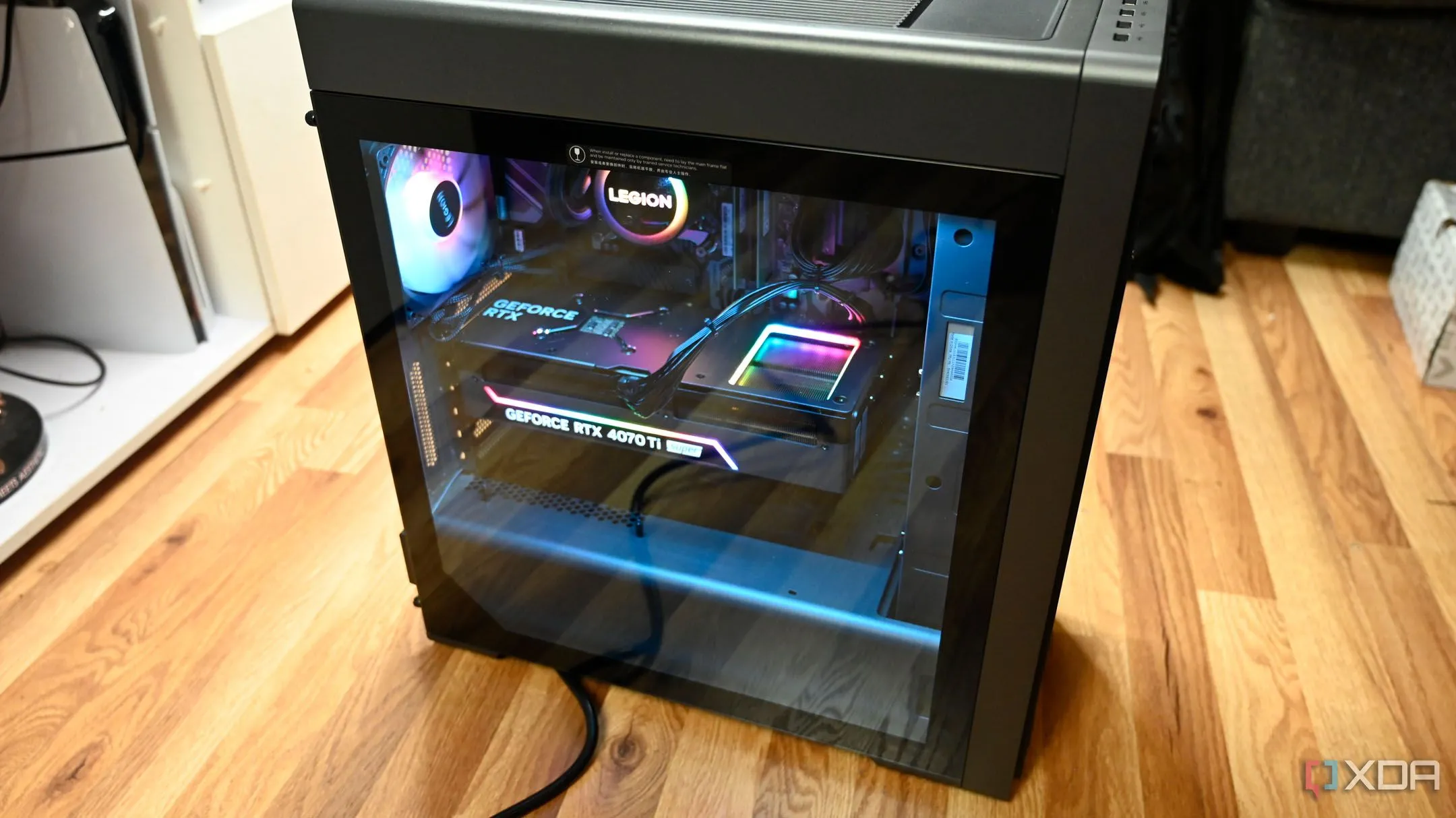 Mặt bên bằng kính trong suốt của PC Lenovo Legion Tower 7i Gen 8, hiển thị nội thất gọn gàng và thẩm mỹ.