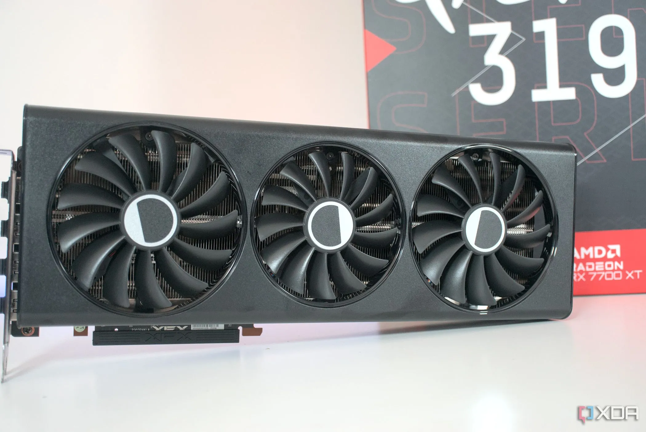 Mặt trước card đồ họa XFX Radeon RX 7700 XT Speedster 319