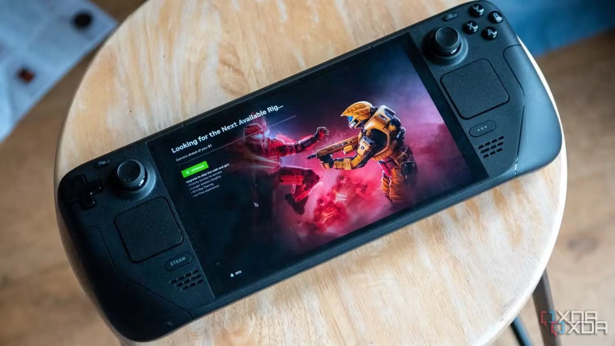 Máy chơi game Steam Deck hiển thị tựa game Halo Infinite đặt trên bàn làm việc