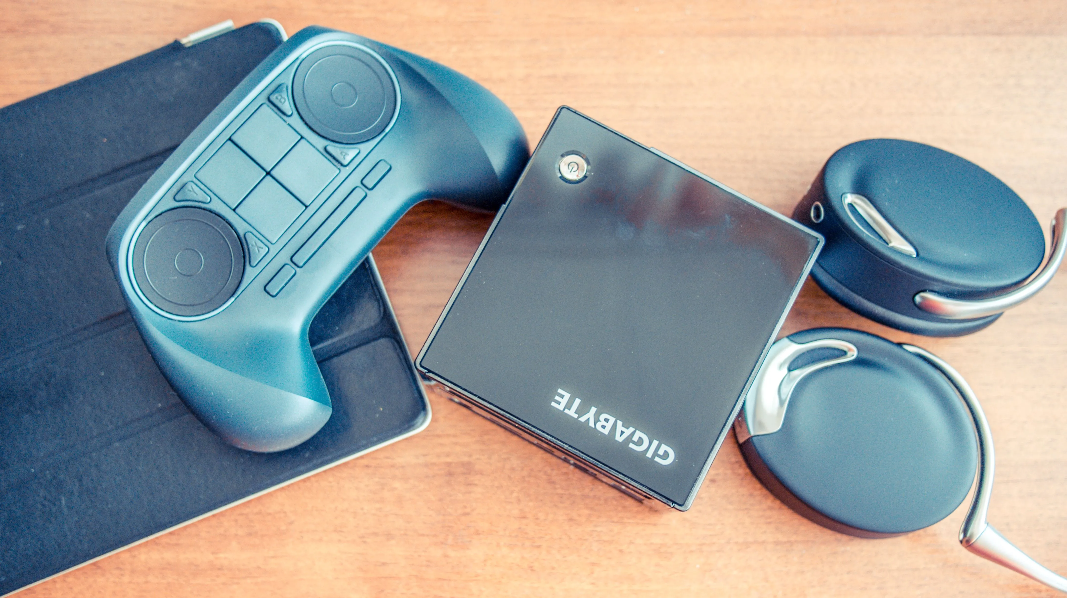 Máy chơi game Steam Machine của Gigabyte với tay cầm Steam Controller, biểu tượng của nỗ lực ban đầu của Valve