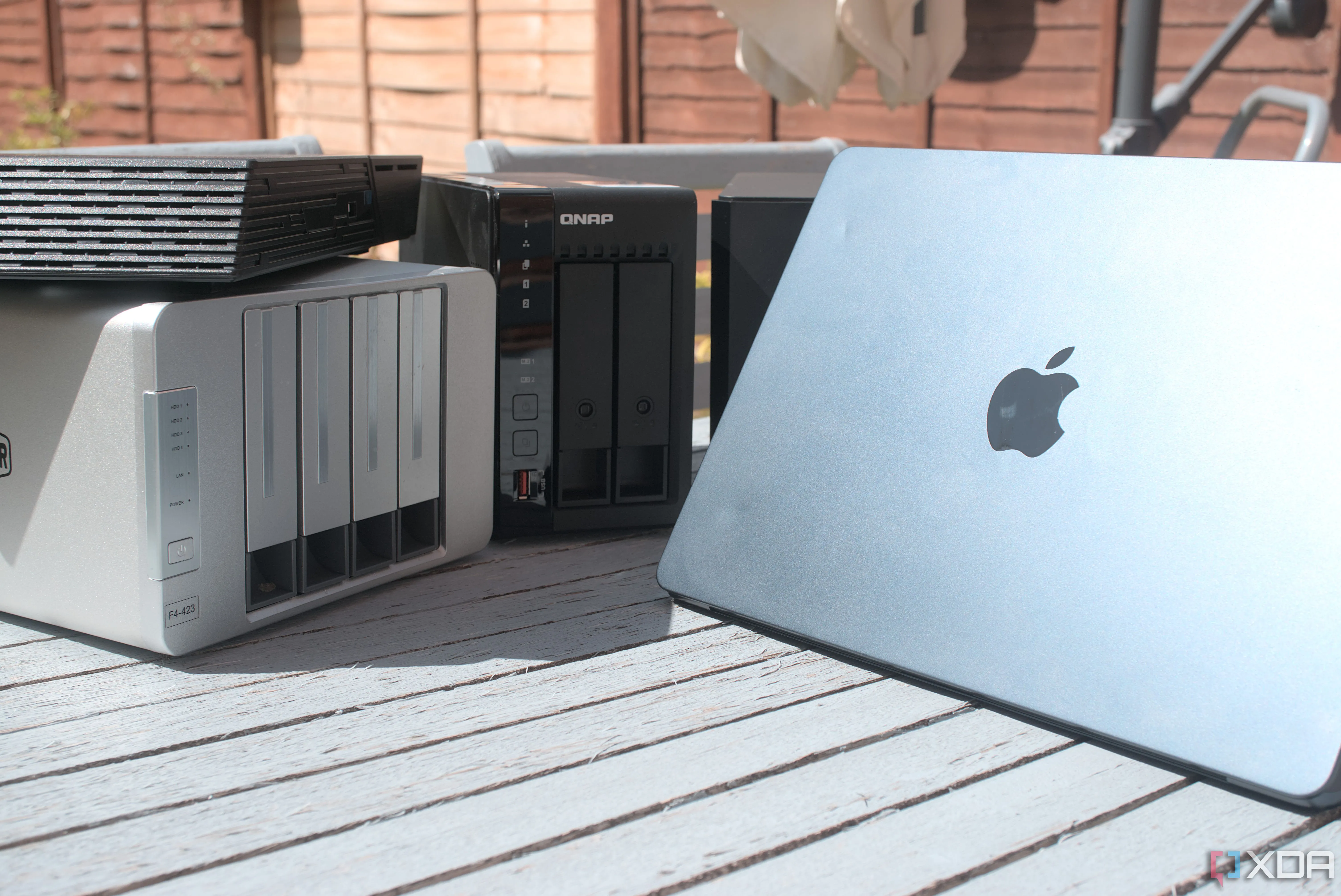 Máy tính MacBook Air kết nối với thiết bị NAS, minh họa quá trình sao lưu dữ liệu công việc và cá nhân từ xa.