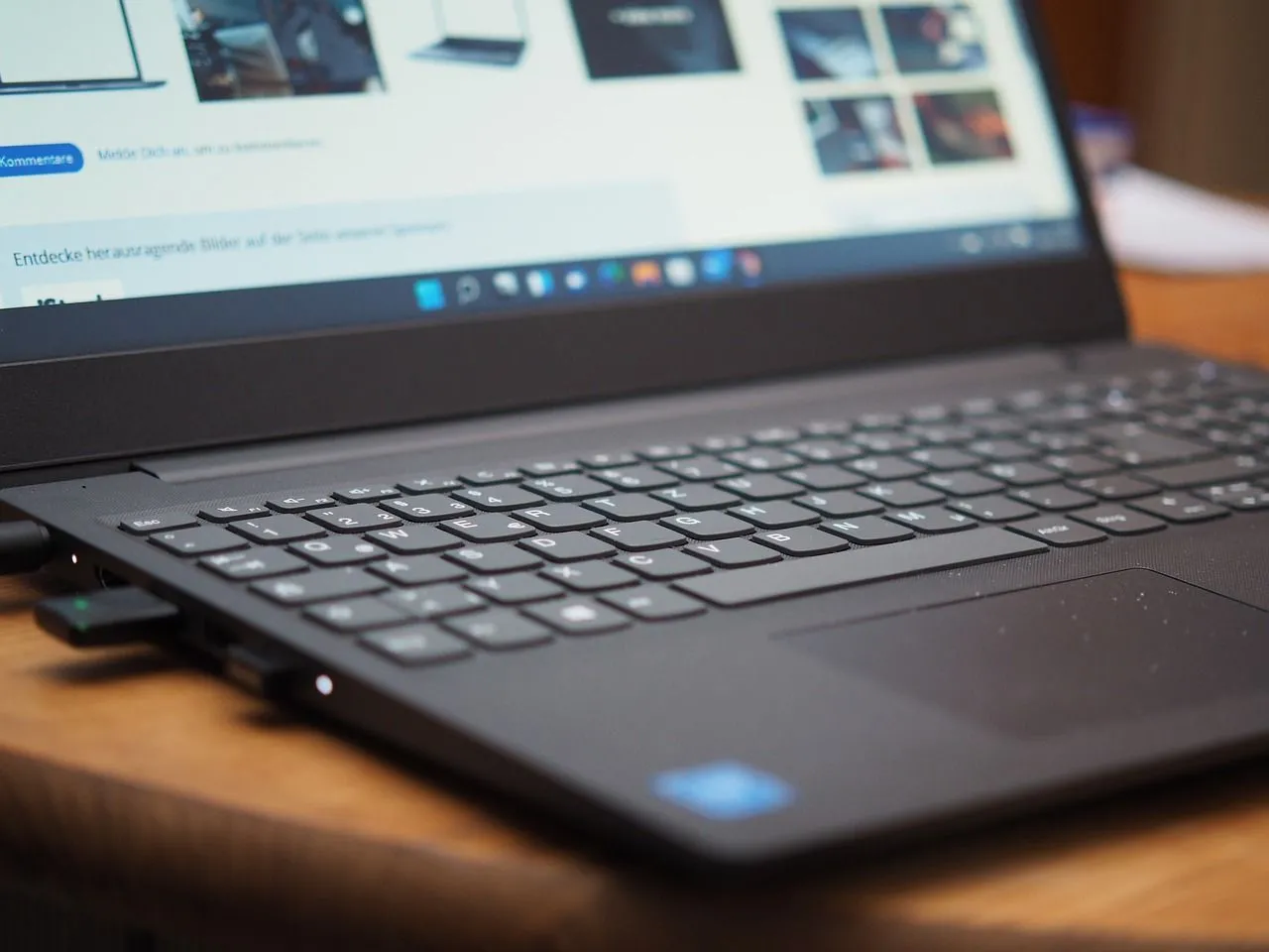 Máy tính xách tay đang chạy hệ điều hành Windows 11 với màn hình nền xanh