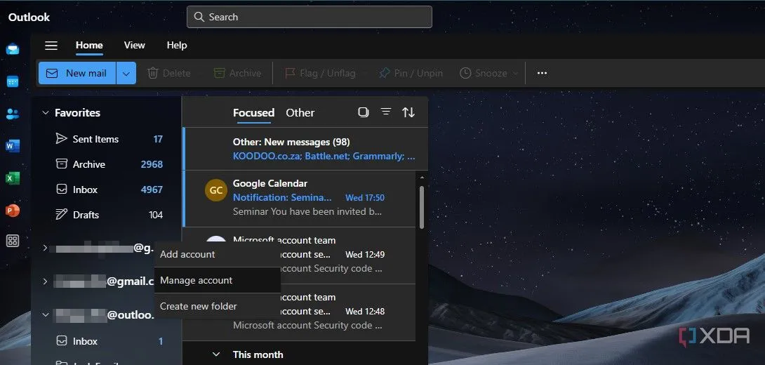 Menu quản lý tài khoản với tùy chọn &quot;Manage account&quot; trong ứng dụng Outlook Windows