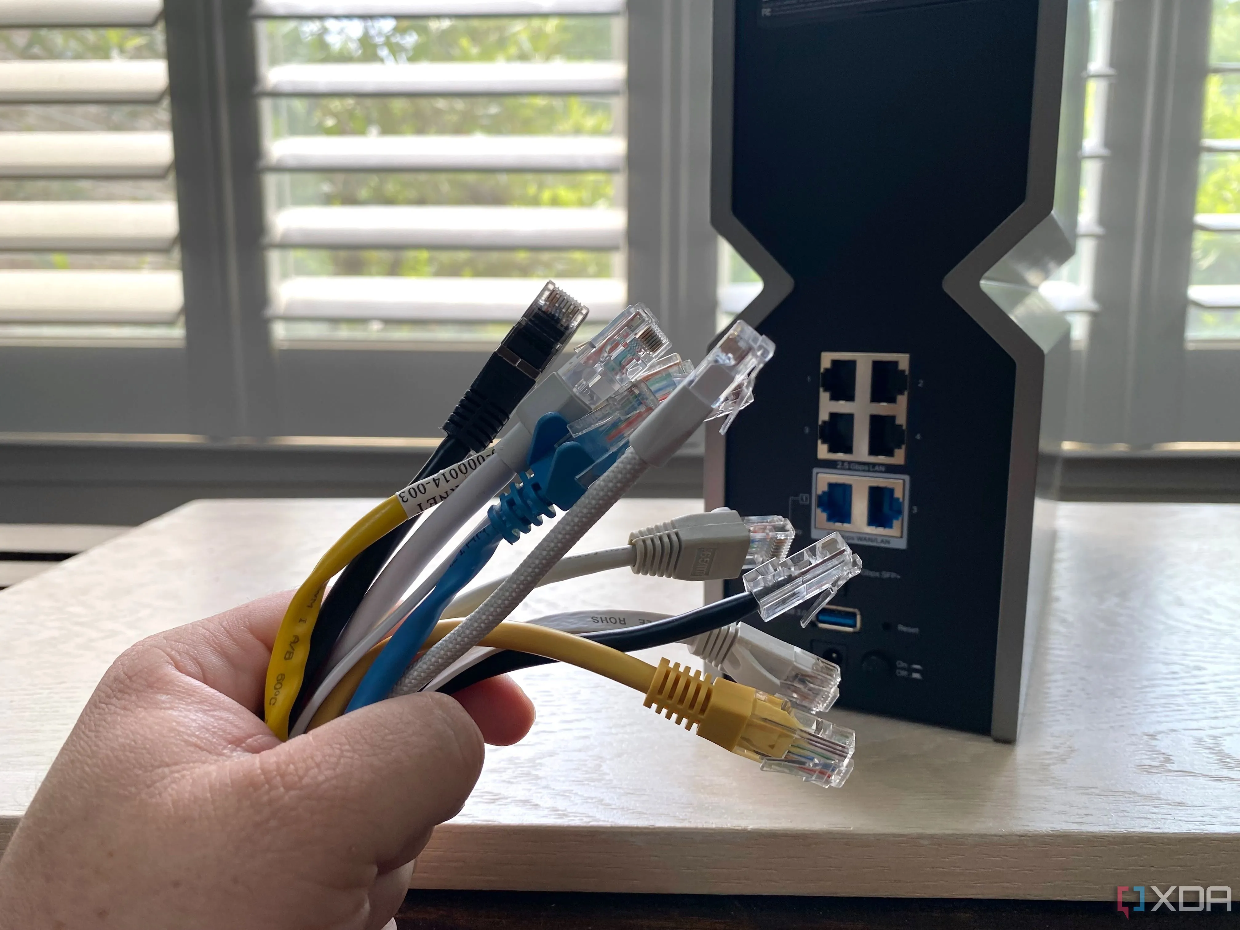 Mớ cáp Ethernet và một bộ định tuyến (router), tượng trưng cho hạ tầng mạng