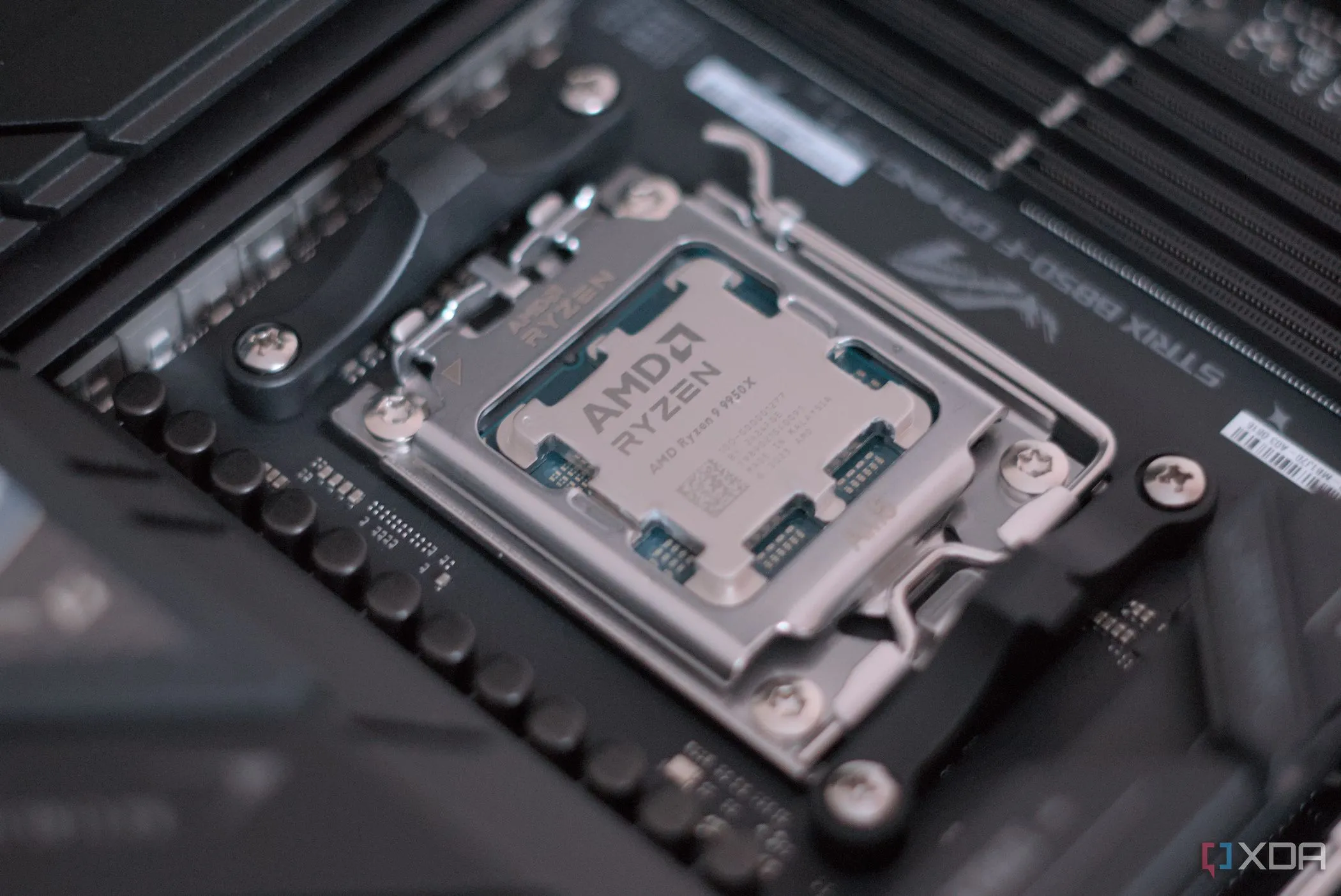 Một bộ vi xử lý CPU được gắn trên bo mạch chủ Asus ROG Strix B850-F Gaming WiFi.