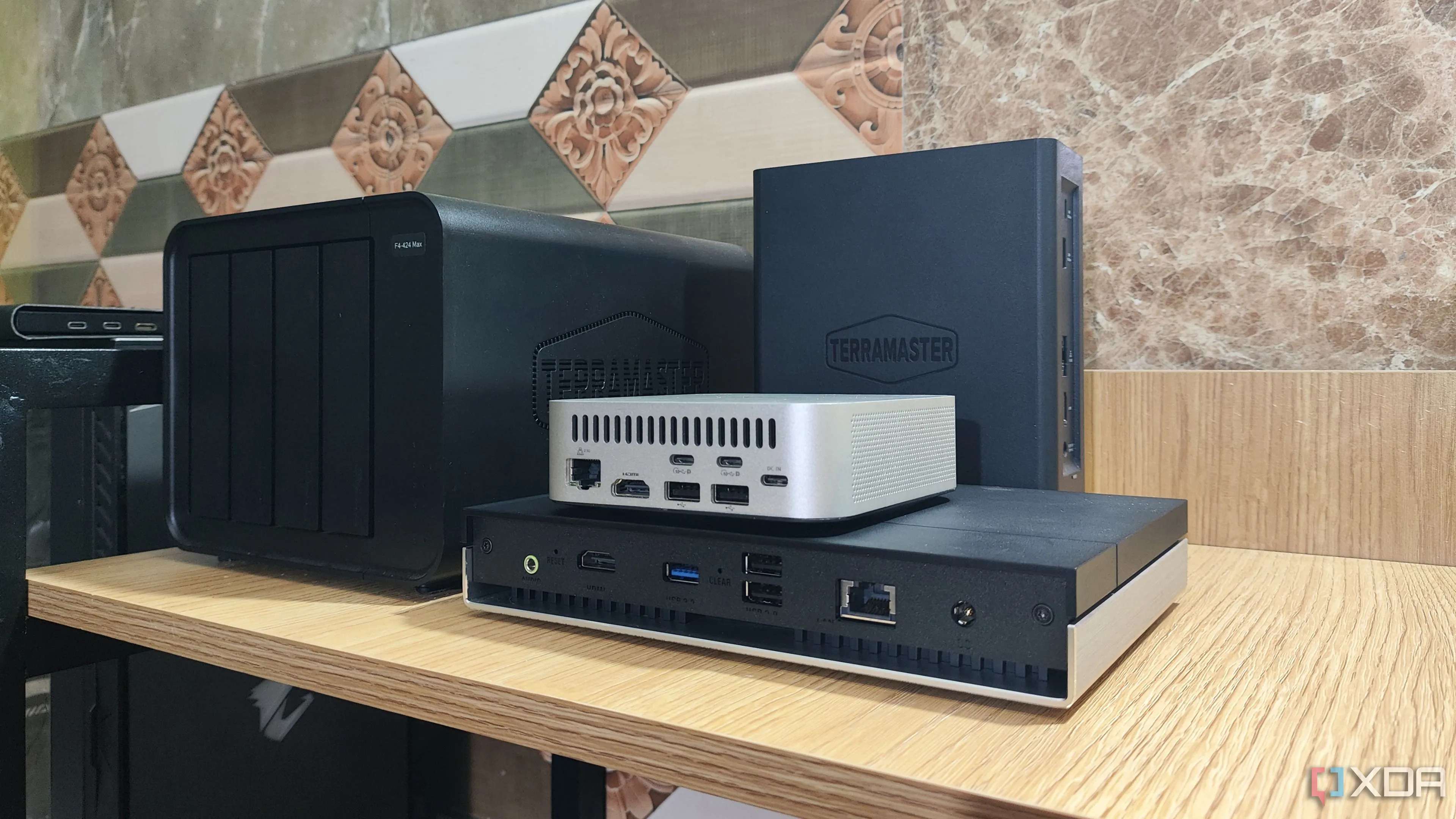 Một cặp thiết bị NAS (Network Attached Storage) được sử dụng để sao lưu dữ liệu