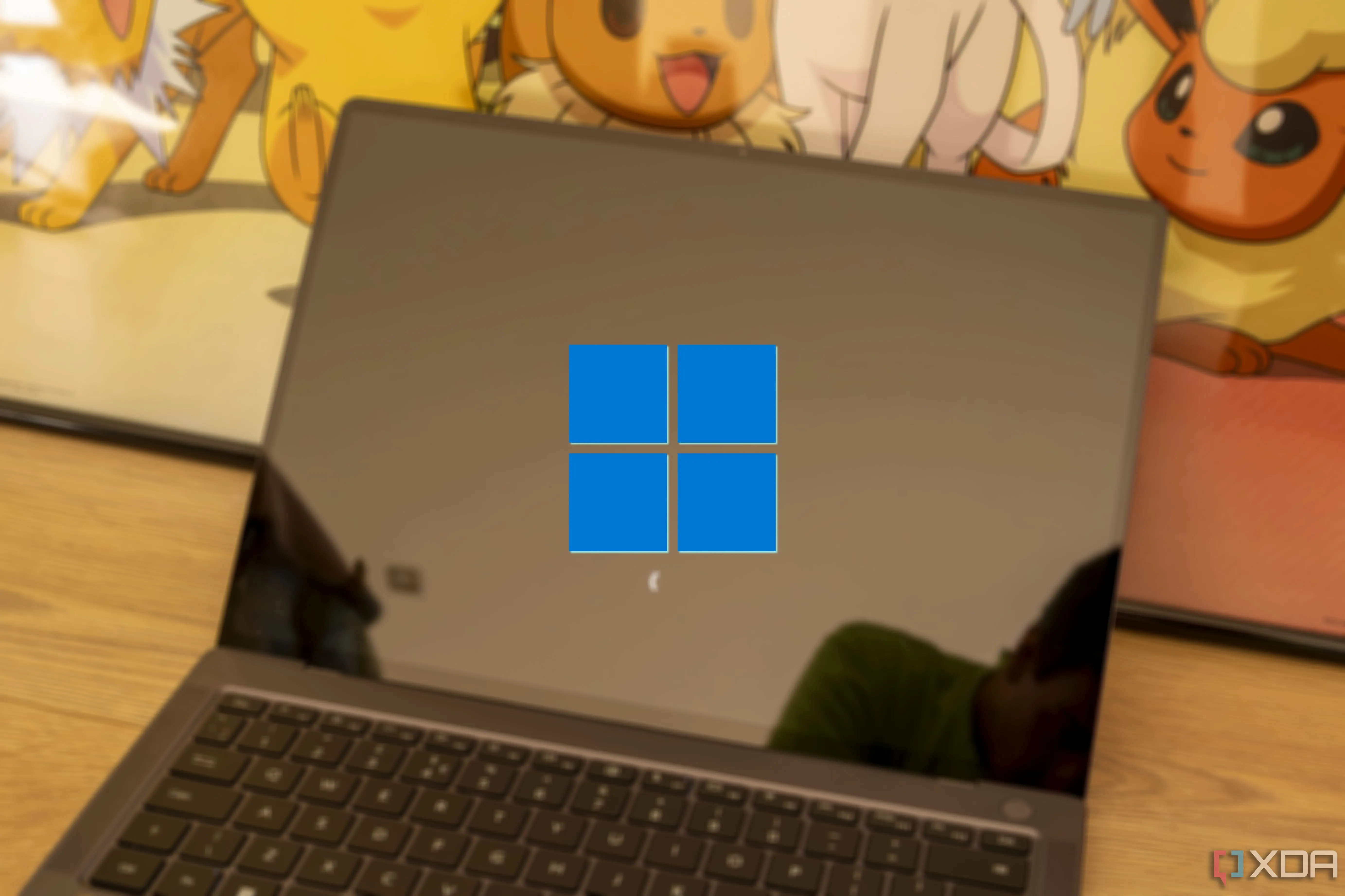 Một chiếc laptop đang khởi động với logo Windows hiển thị trên màn hình, tượng trưng cho quá trình khôi phục hệ thống.