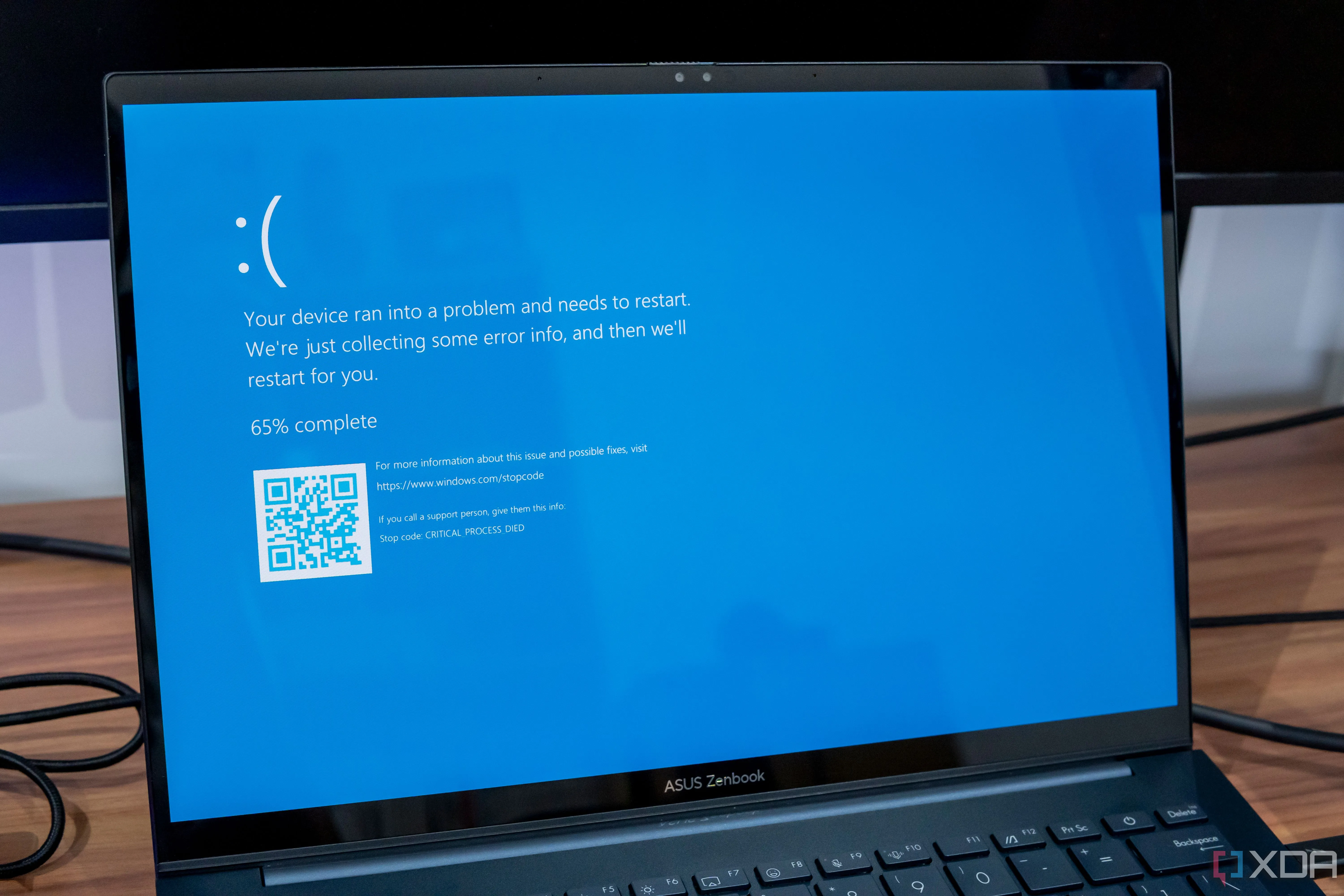 Một chiếc laptop Windows 11 hiển thị Màn hình xanh chết chóc (BSOD), biểu thị lỗi hệ thống nghiêm trọng.