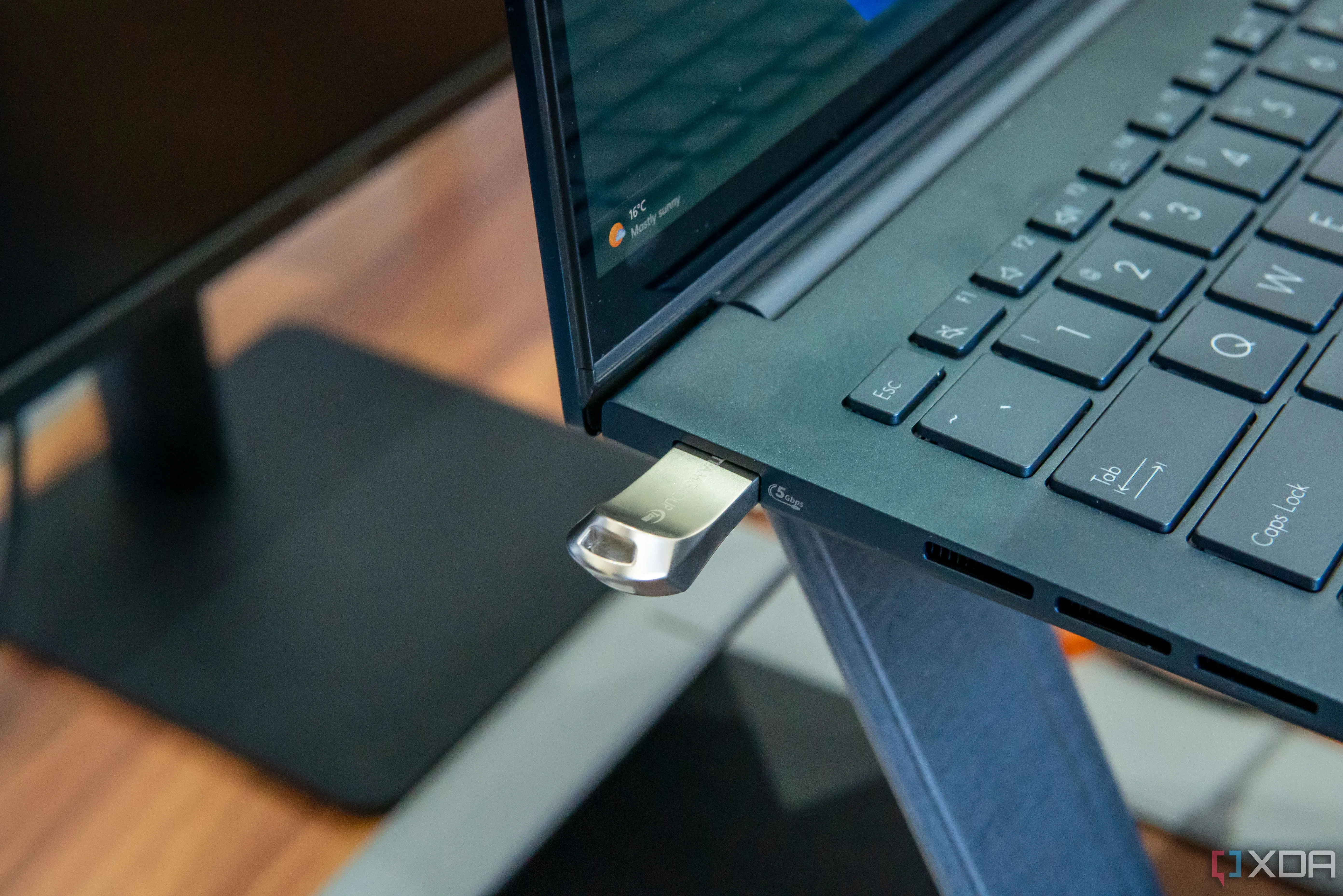 Một chiếc USB được cắm vào máy tính xách tay, minh họa cho việc sử dụng USB làm khóa bảo mật.