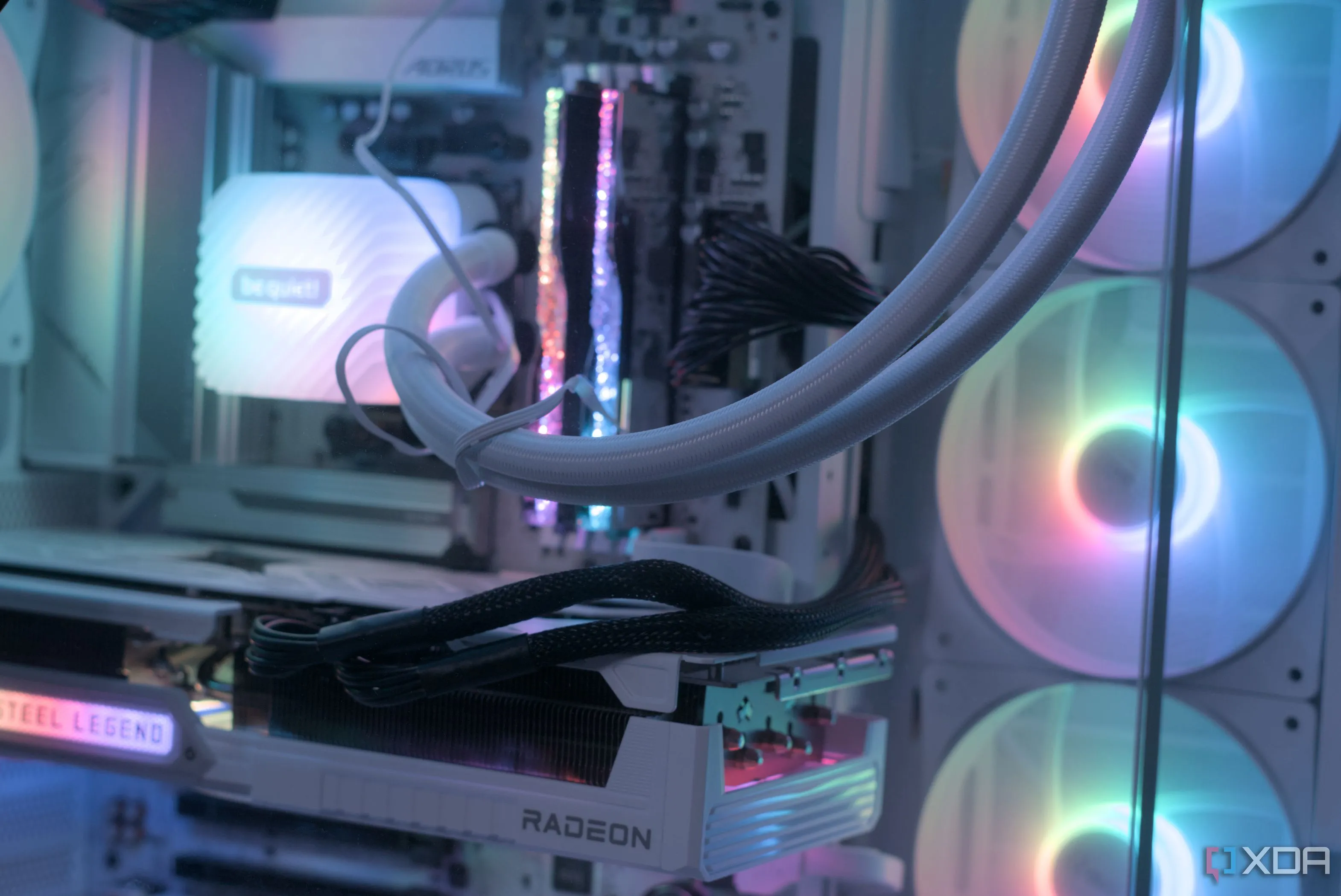 Một hệ thống PC cao cấp với thiết kế sang trọng và tập trung vào sự yên tĩnh, phản ánh xu hướng phổ biến trong cộng đồng người tự lắp PC.
