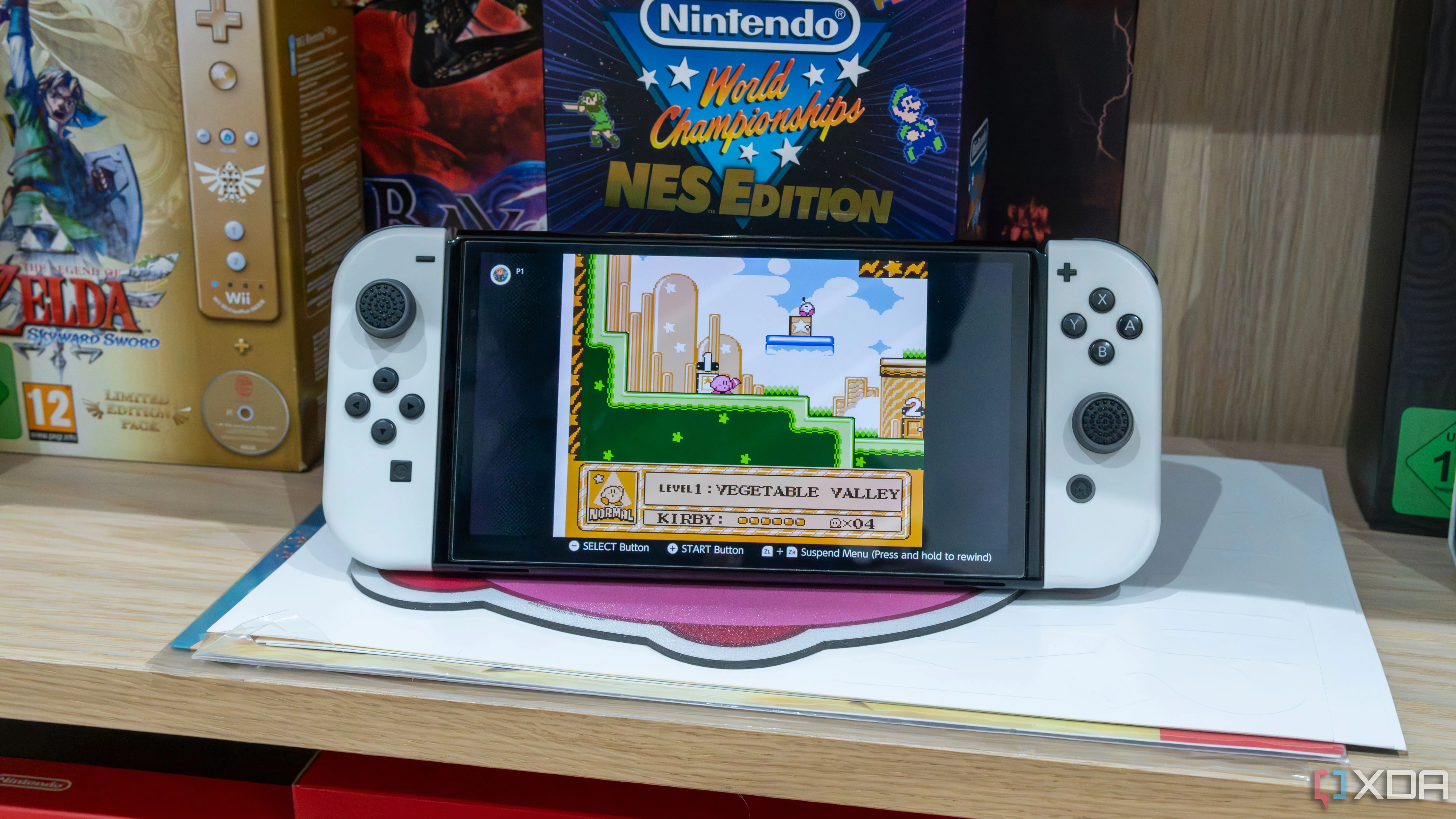 Một mô hình Nintendo Switch OLED đang chơi Kirby