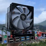 Một người đang cầm bo mạch chủ máy chủ PC.