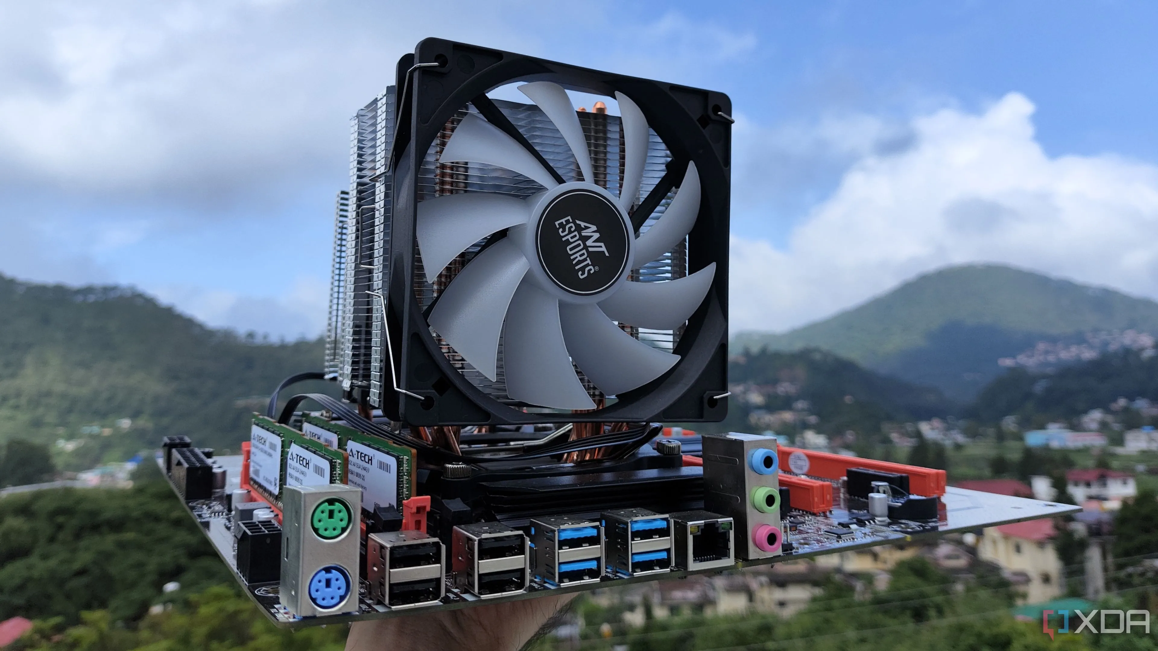 Một người đang cầm bo mạch chủ máy chủ PC.