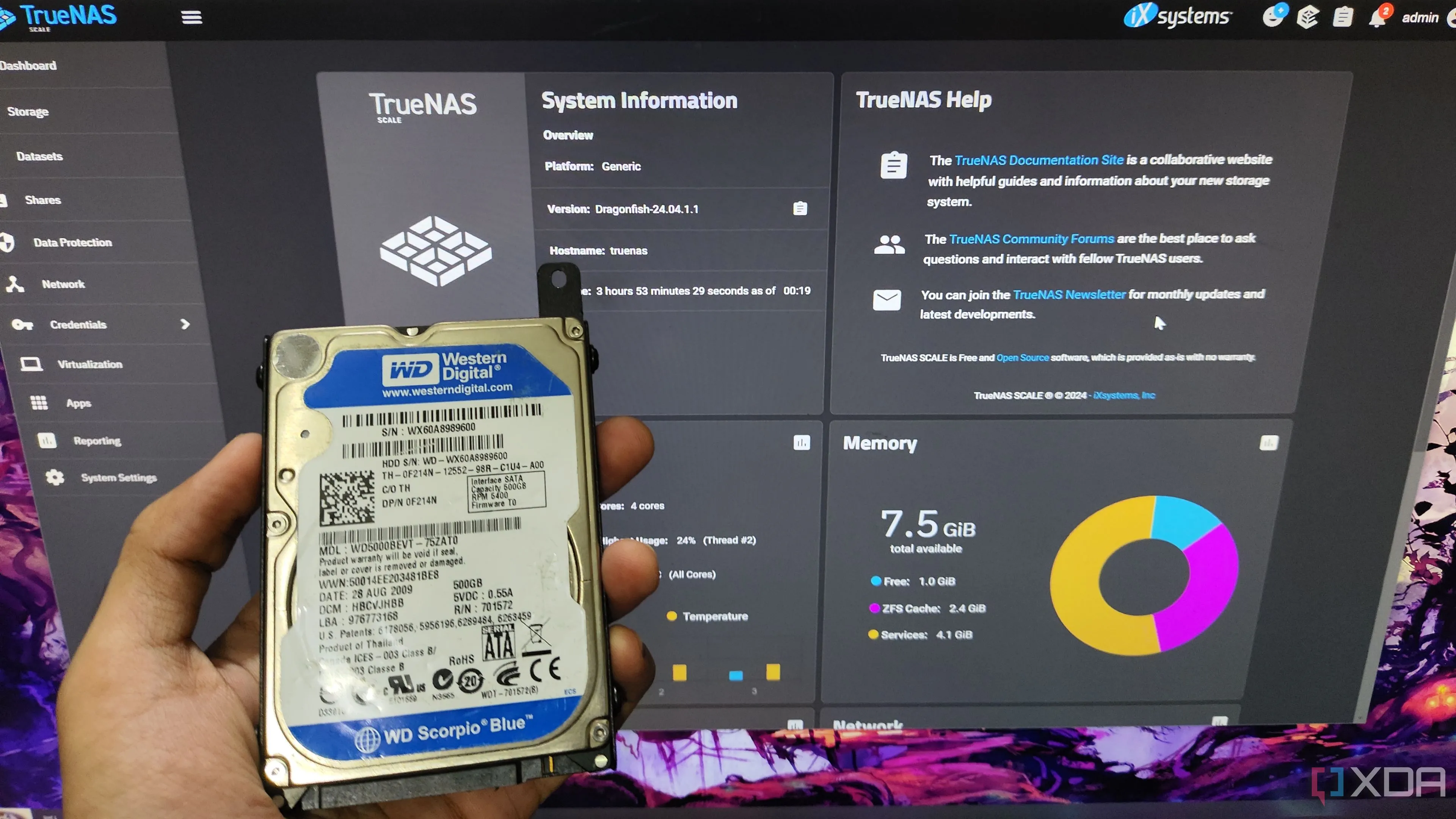 Một ổ cứng HDD được đặt trước màn hình hiển thị giao diện TrueNAS Scale, minh họa sự khác biệt trong quản lý dữ liệu so với SSD.