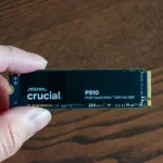 Người dùng cầm trên tay ổ cứng SSD Crucial P510 M.2 NVMe PCIe Gen 5, minh họa cho việc đánh giá hiệu năng thực tế của SSD thế hệ mới.