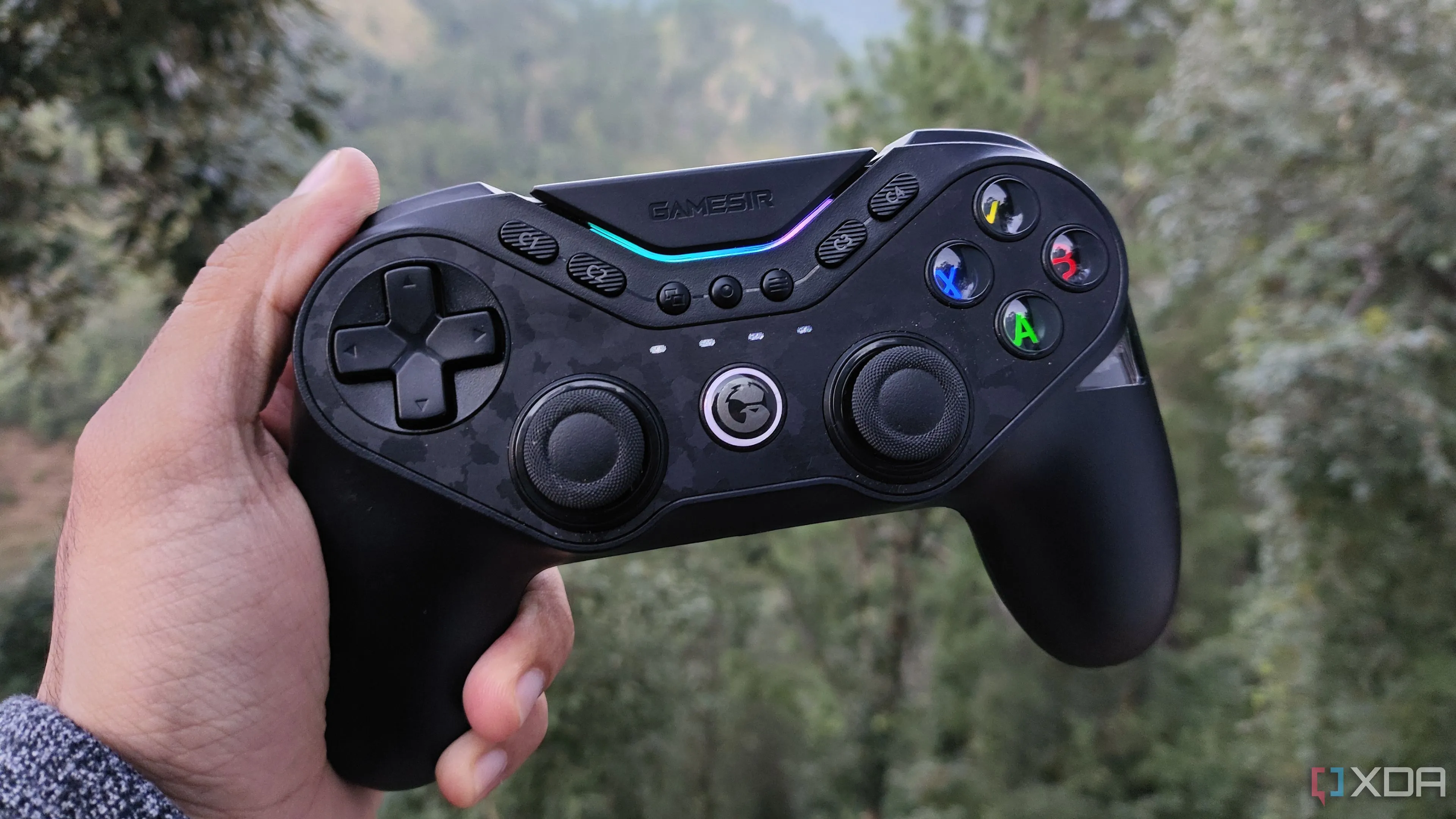 Người dùng đang cầm tay cầm chơi game GameSir Tarantula Pro màu đen