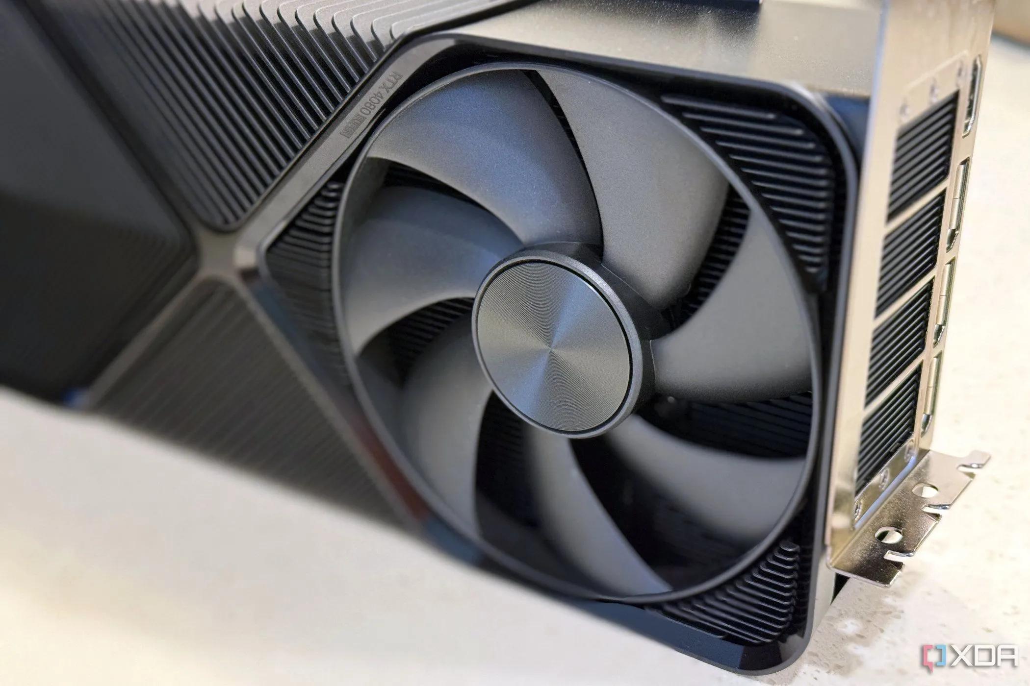 NVIDIA GeForce RTX 4080 Super Founders Edition với quạt tản nhiệt và cổng I/O cận cảnh
