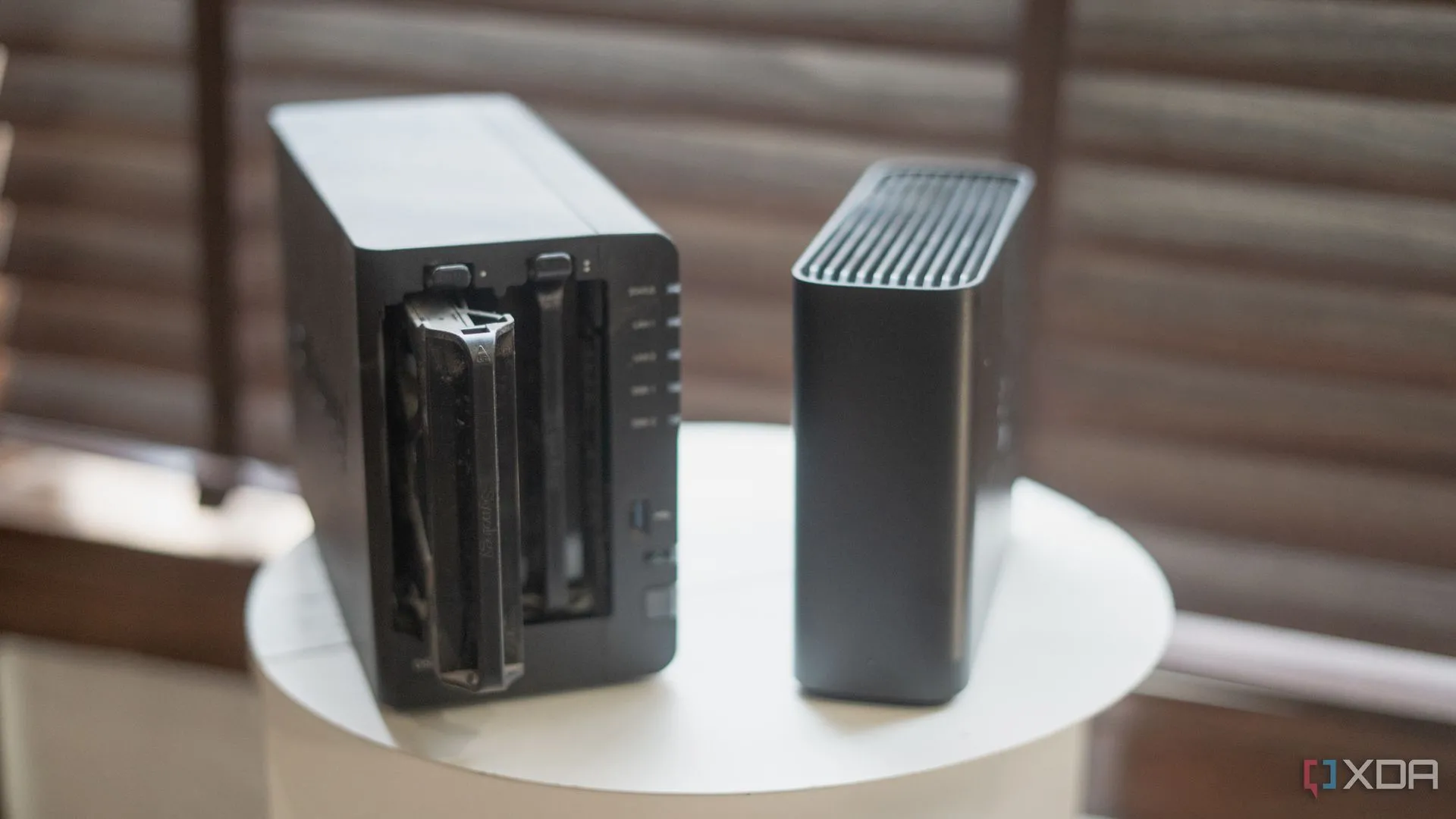 Ổ cứng NAS Synology và khay ổ đĩa minh họa cho việc triển khai Docker trên thiết bị NAS