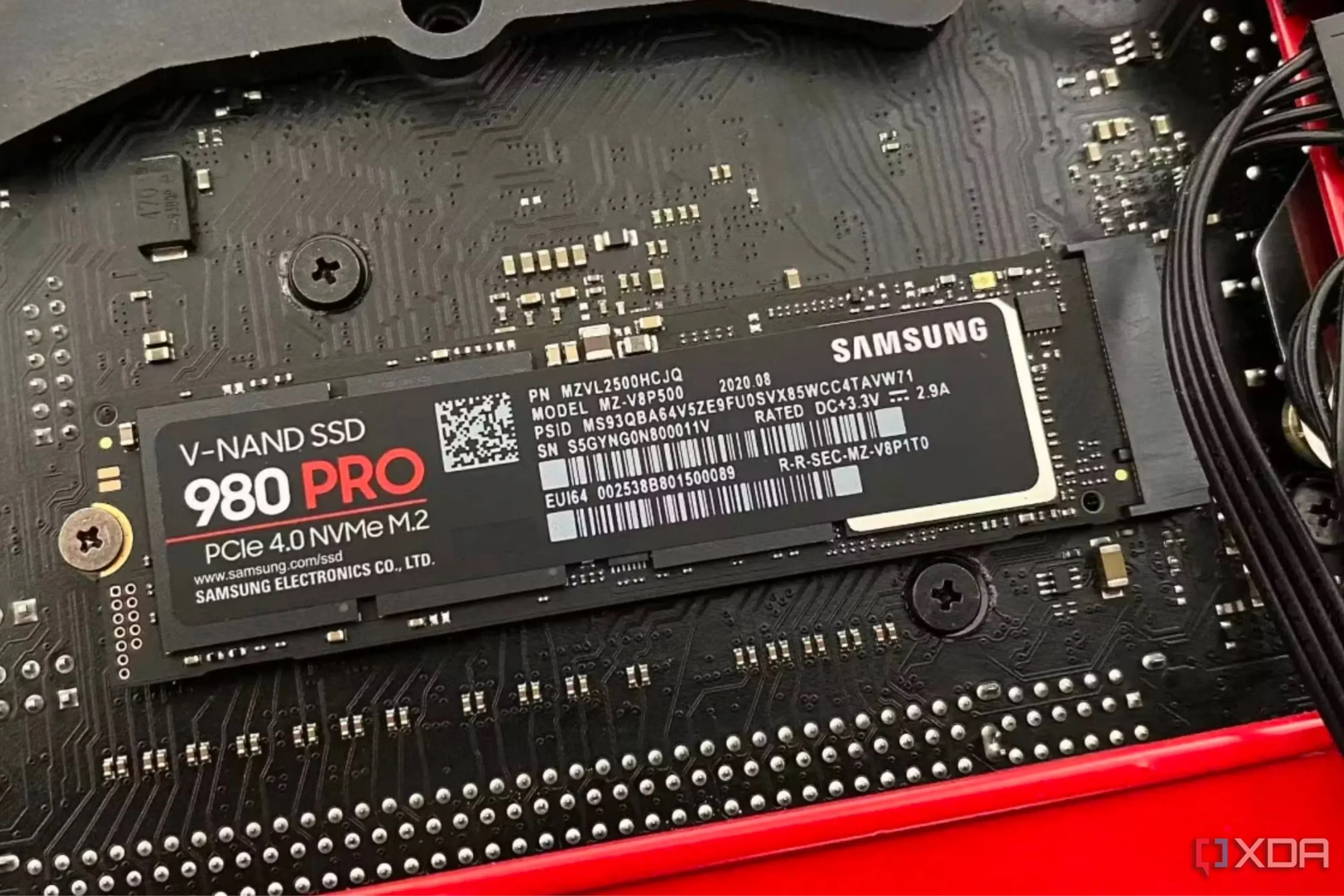 Ổ cứng SSD Samsung 980 Pro M.2 NVMe được lắp vào khe cắm trên bo mạch chủ, cho thấy vị trí lắp đặt và tầm quan trọng của giải pháp tản nhiệt cho SSD hiệu năng cao.