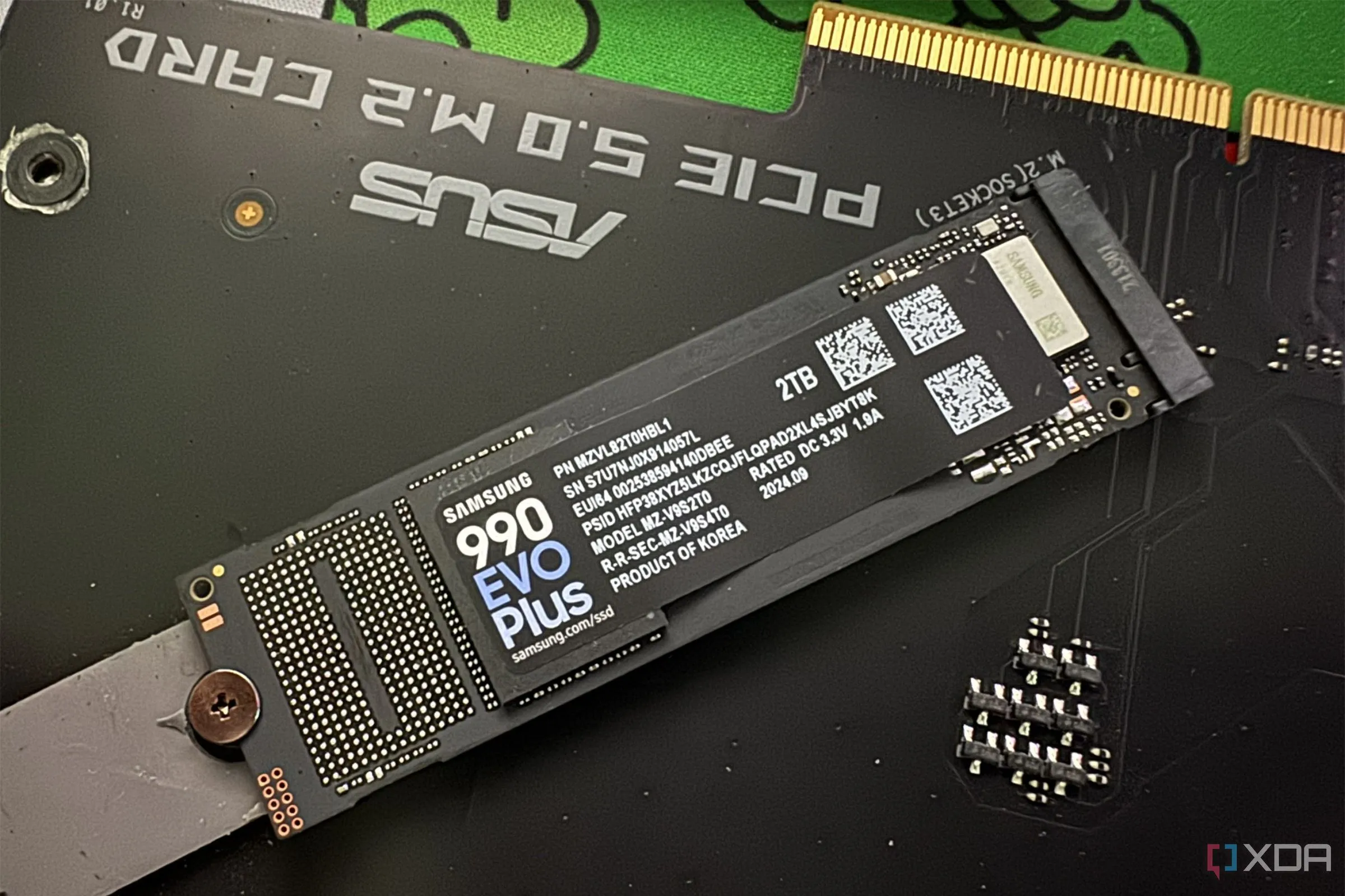 Ổ cứng SSD Samsung 990 EVO Plus M.2 NVMe gắn trên card adapter PCIe, minh họa cho các lựa chọn nâng cấp và chi phí đầu tư cho hệ thống lưu trữ.