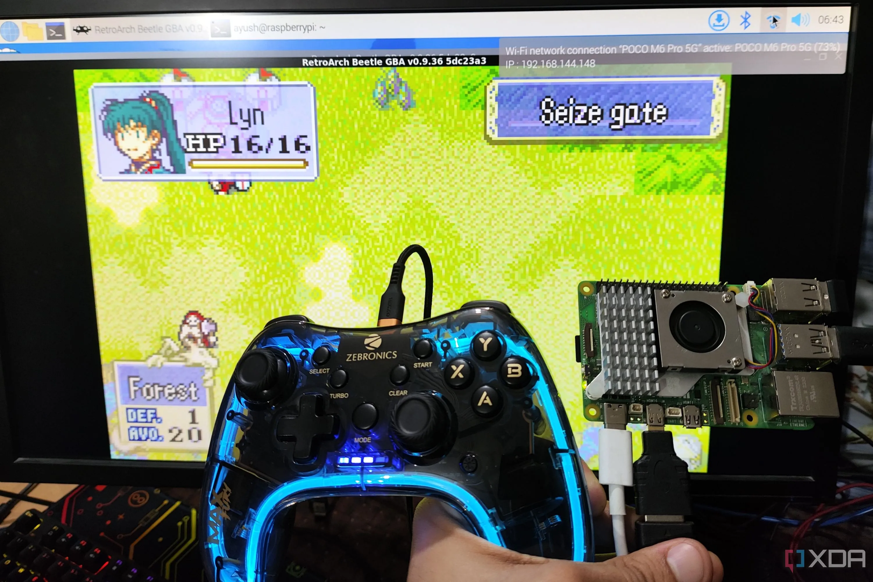 Raspberry Pi 5 và tay cầm chơi game kết nối màn hình