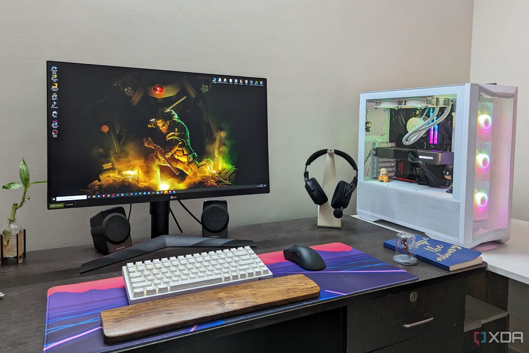 Setup máy tính để bàn chơi game với PC, màn hình, bàn phím, chuột và tai nghe, minh họa môi trường chơi game.