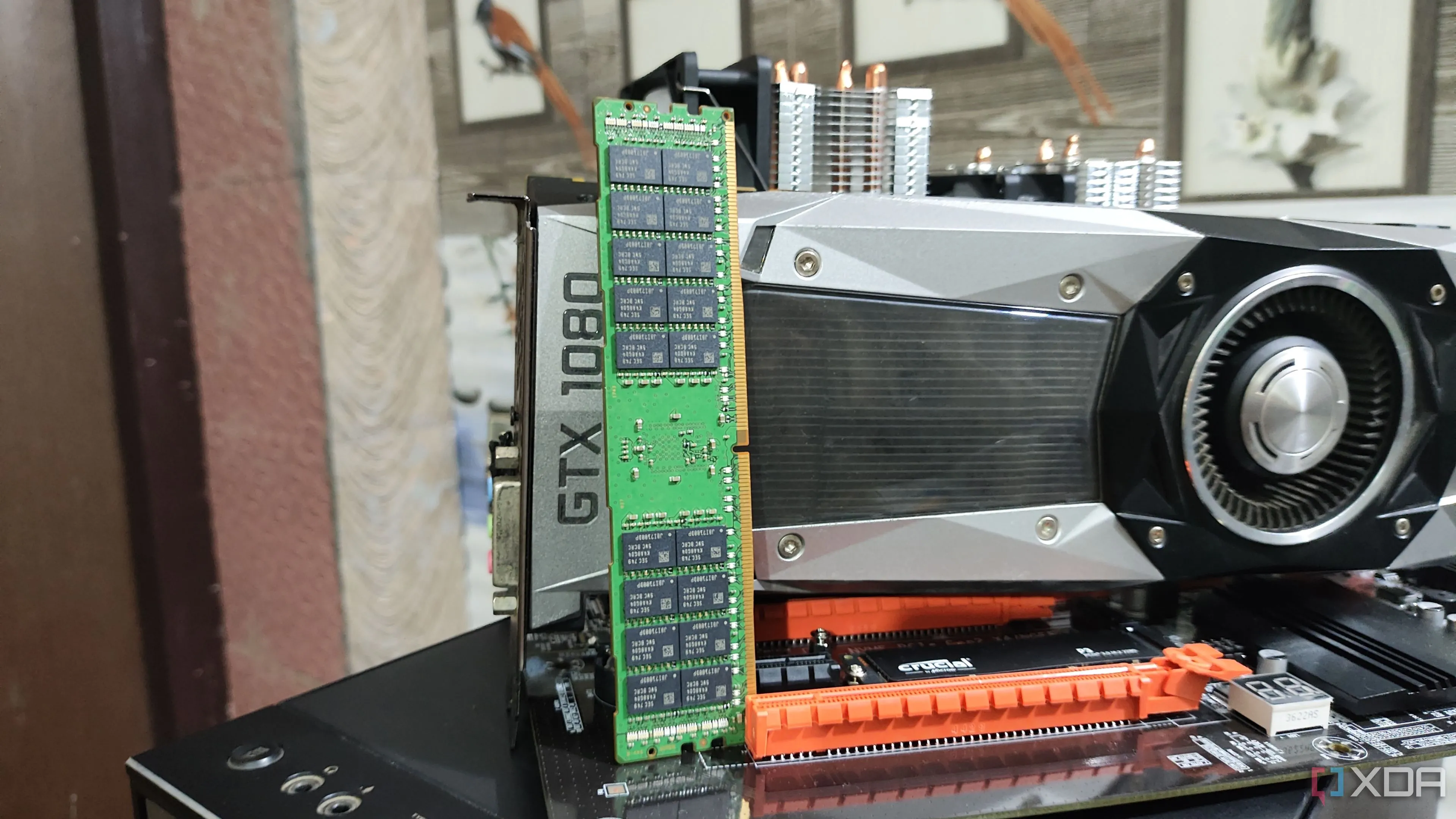 Thanh RAM ECC DDR4 32GB đặt cạnh card đồ họa GTX 1080, minh họa bộ nhớ chuyên dụng cho server.