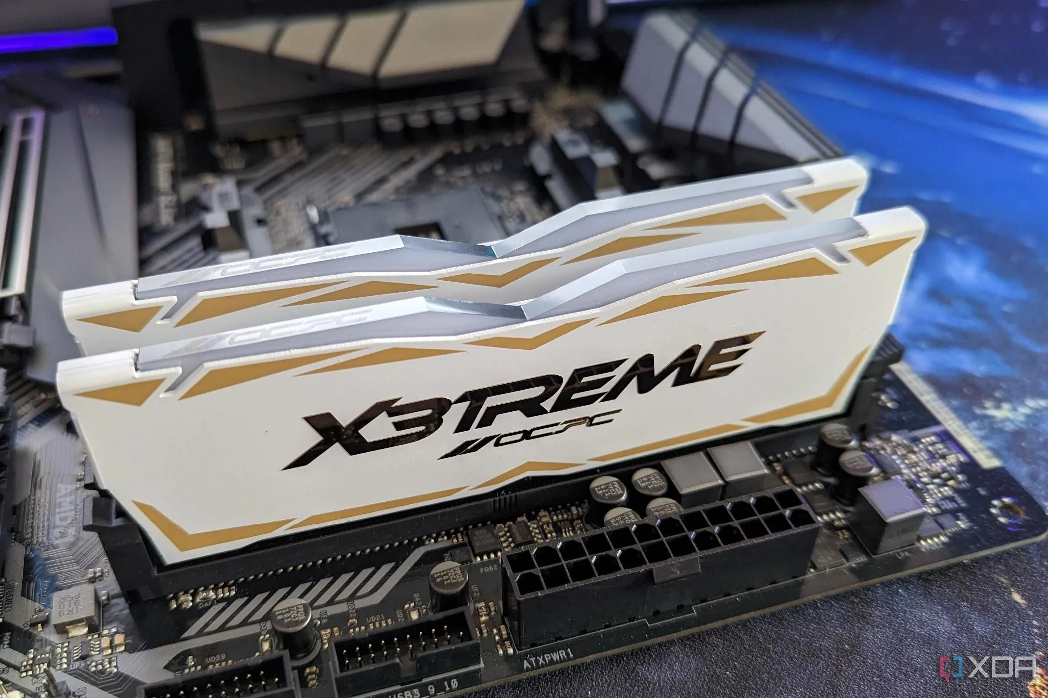 Thanh RAM OCPC DDR4 được cắm vào khe DIMM trên bo mạch chủ, minh họa tính linh hoạt của loại RAM này