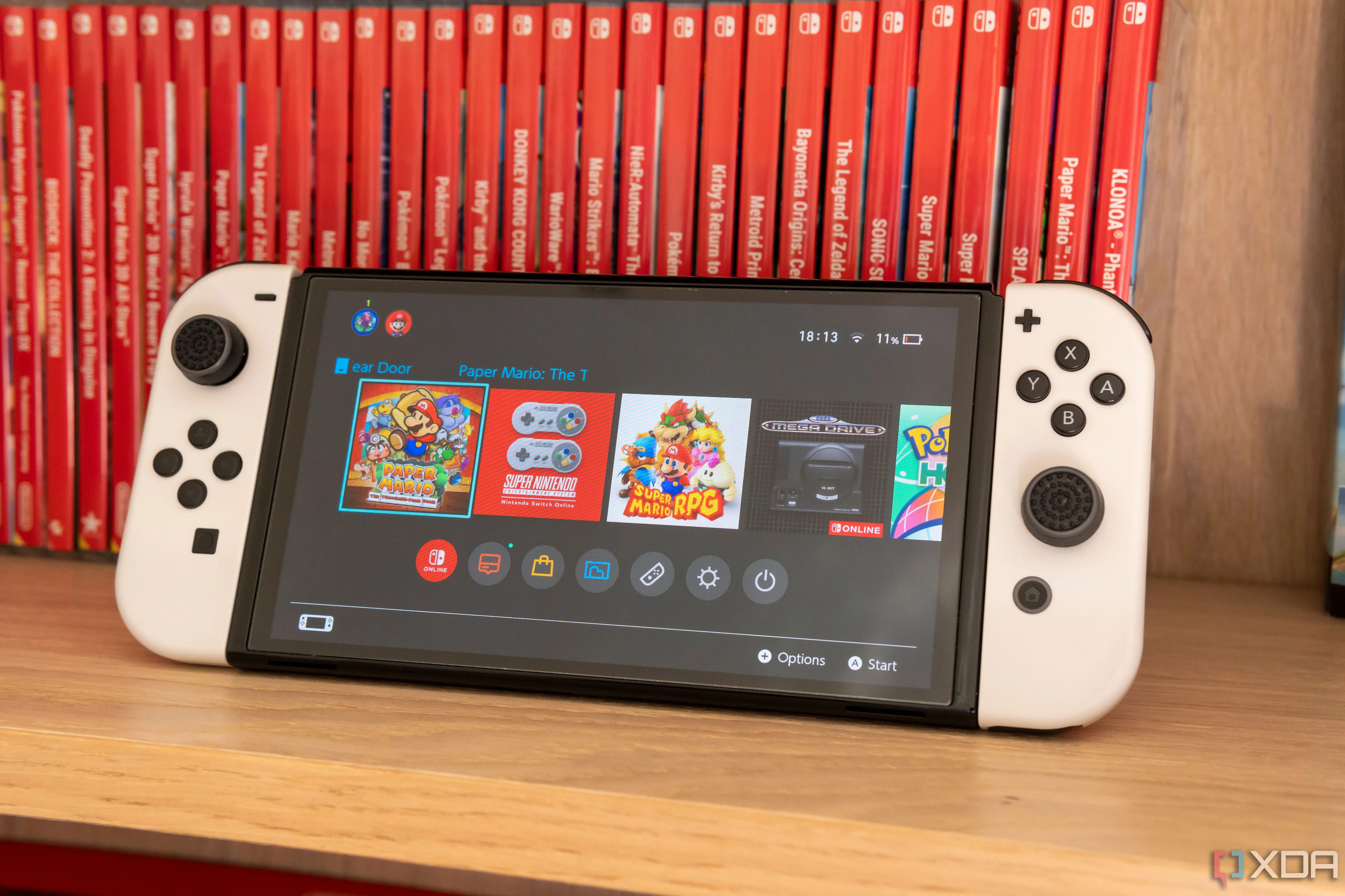 Thiết bị chơi game Nintendo Switch với hai tay cầm Joy-Con màu đỏ và xanh