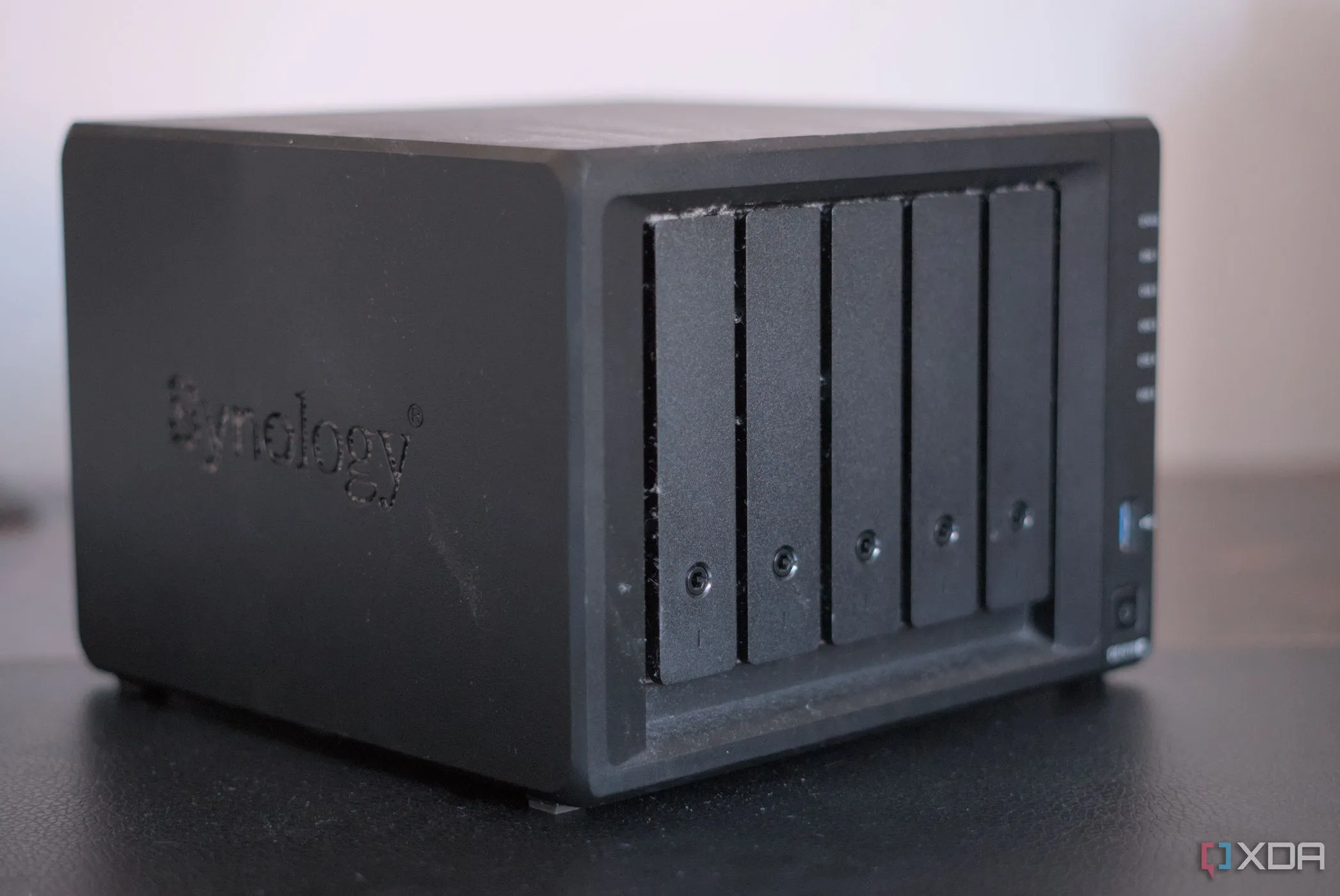 Thiết bị NAS Synology DiskStation DS1019+ là trung tâm của phòng lab tại nhà với các container Docker