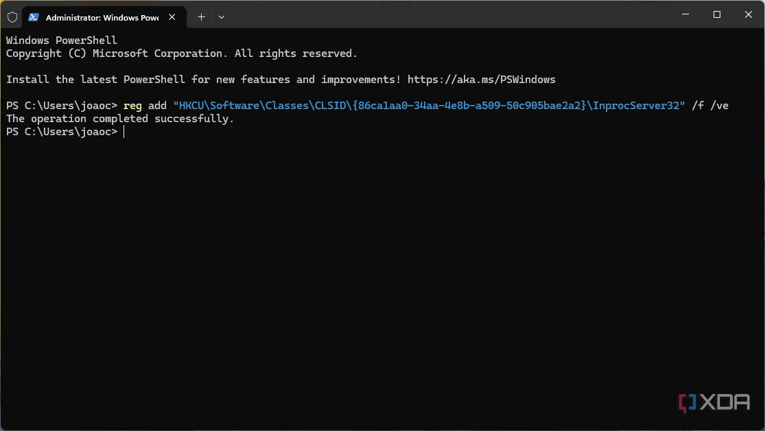 Thông báo xác nhận từ Windows Terminal sau khi thực thi lệnh sửa đổi Registry để khôi phục menu chuột phải cũ.