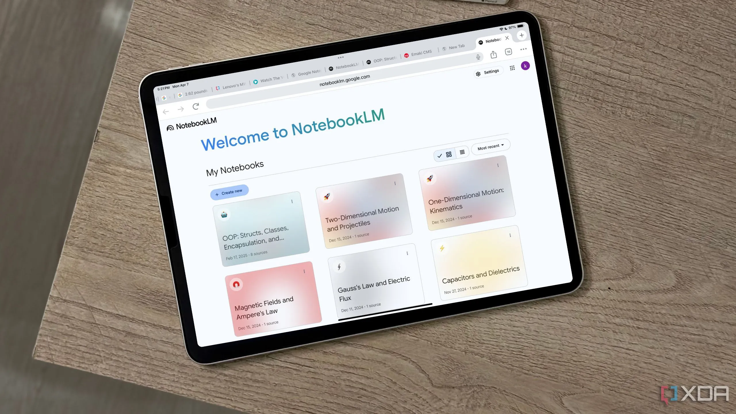Trang chào mừng của NotebookLM hiển thị trên màn hình iPad, thể hiện giao diện thân thiện của công cụ AI.