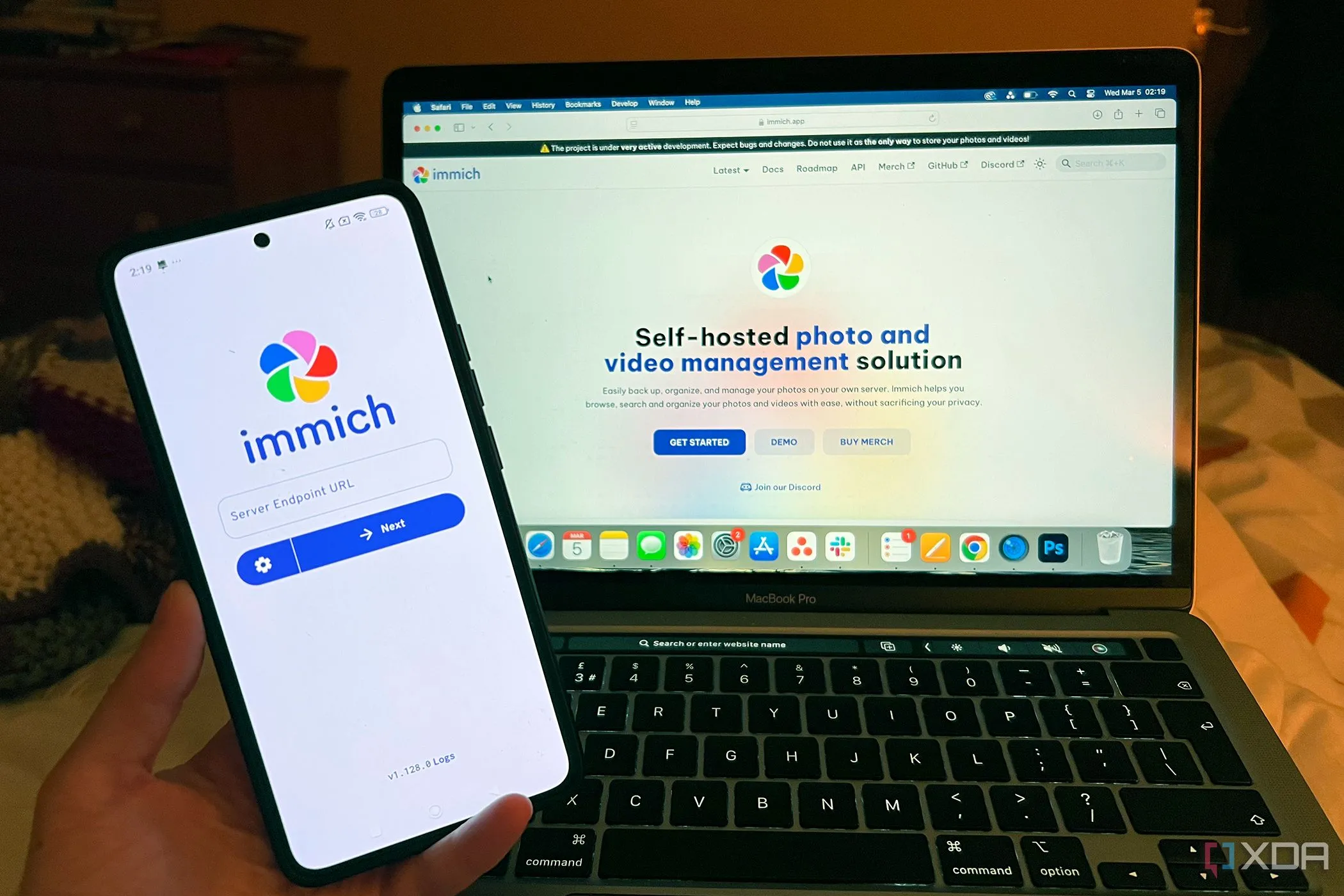Ứng dụng Immich chạy trên điện thoại Android và máy tính xách tay Macbook