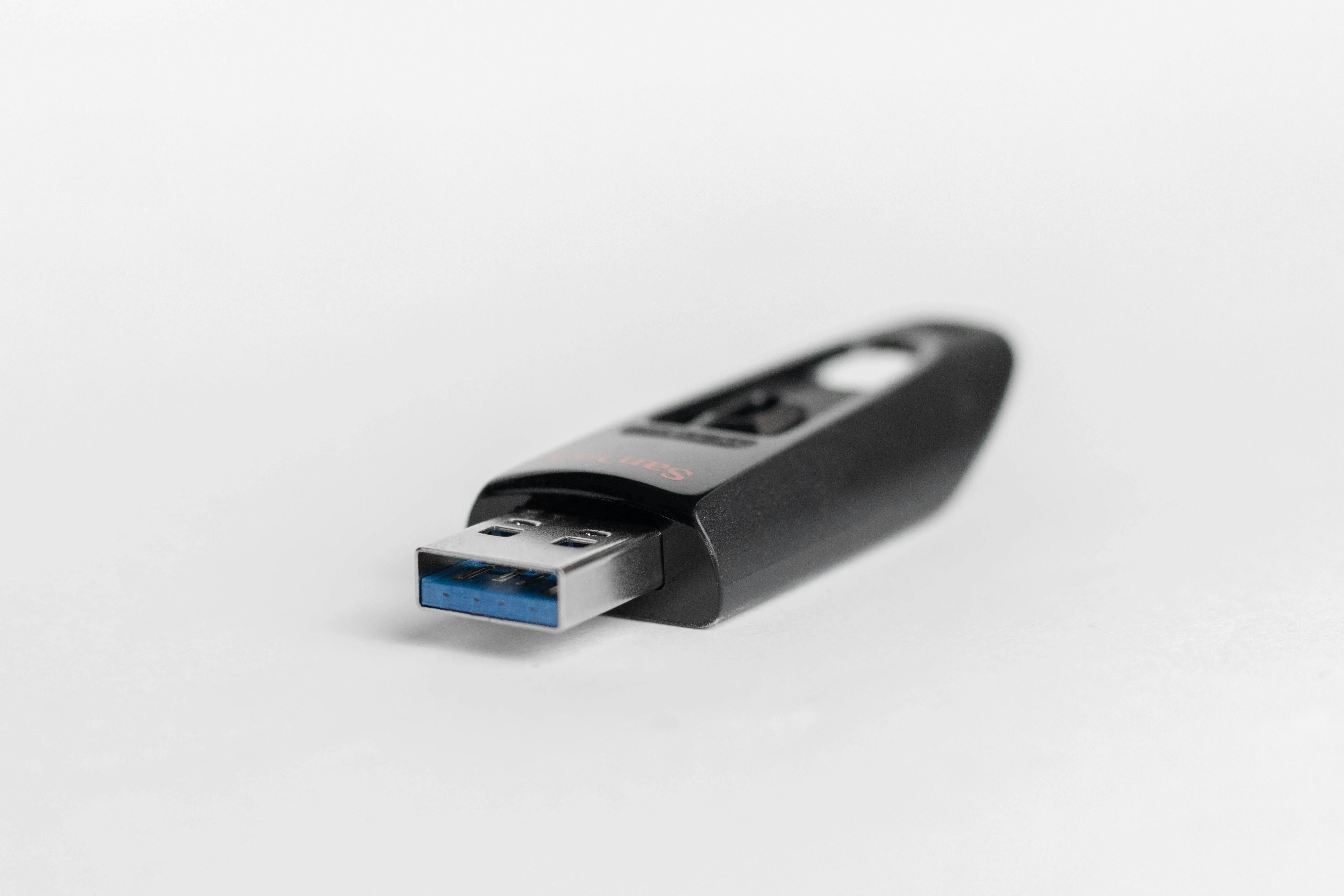 USB cài đặt chứa nhiều phiên bản ISO Windows khác nhau