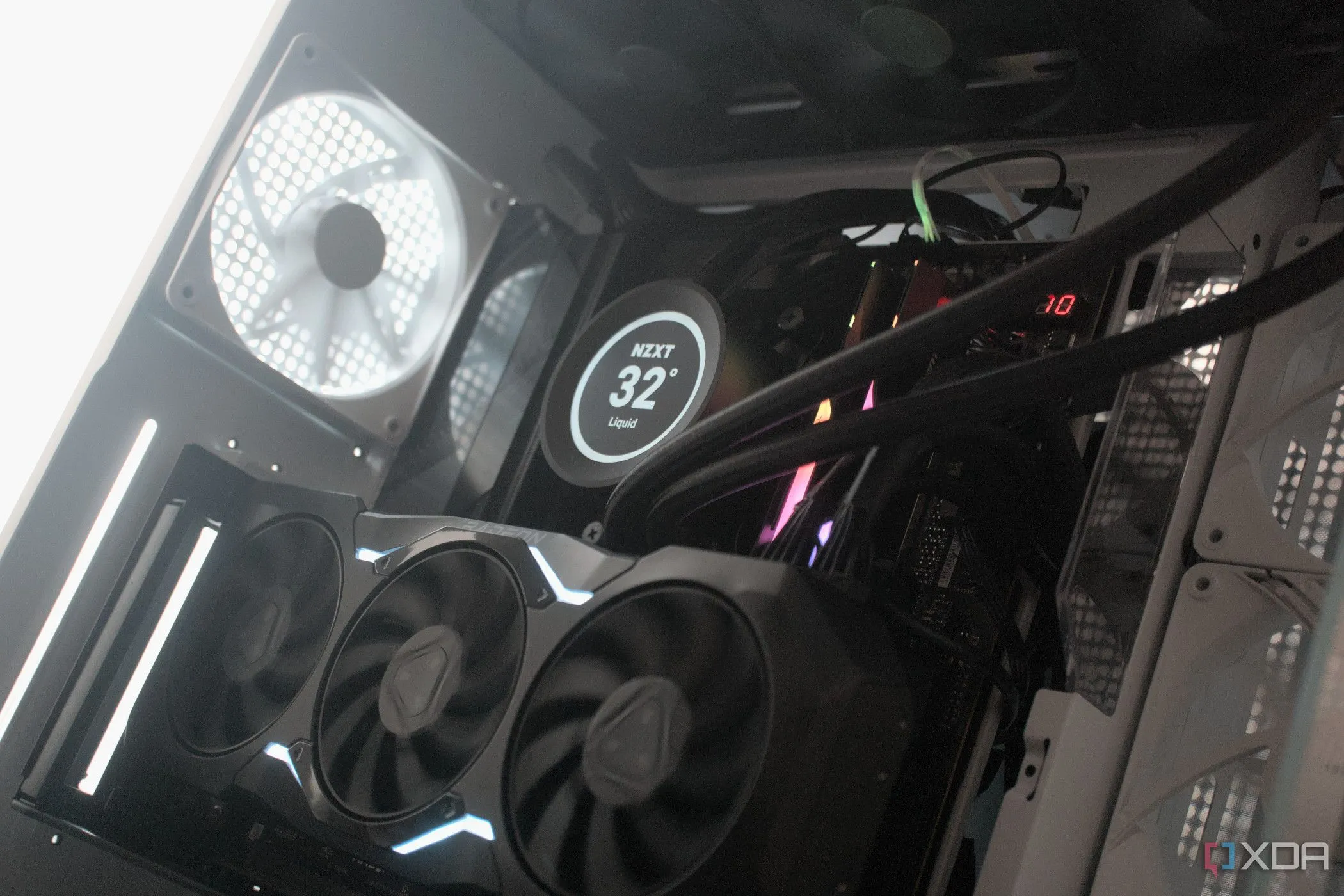 Vỏ case máy tính NZXT H9 Flow được xây dựng với linh kiện cao cấp, thể hiện vẻ đẹp và khả năng tùy biến của PC tự lắp.