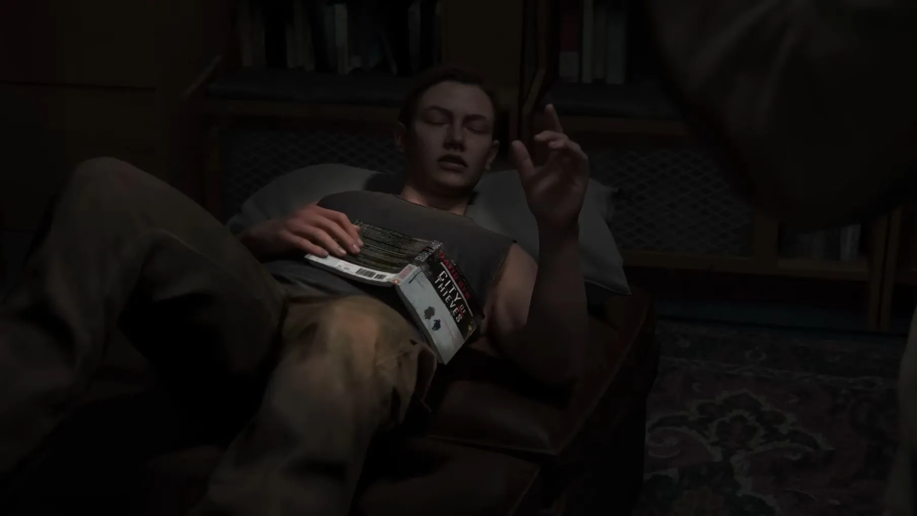 Abby đọc sách City of Thieves trong The Last of Us Part II Remastered