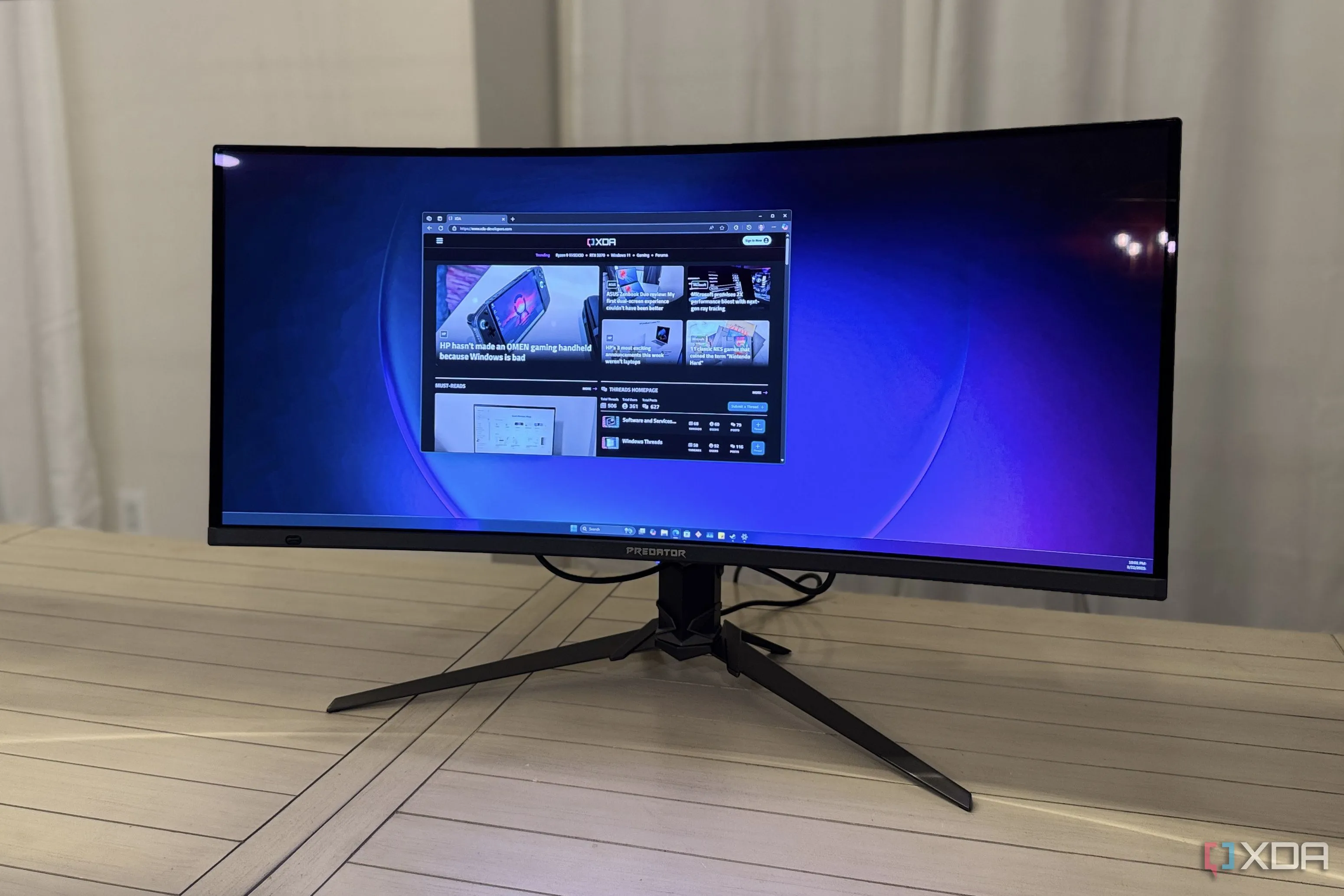 Acer Predator X34 X5 trình chiếu nội dung trang web, thể hiện độ sắc nét của màn hình QD-OLED