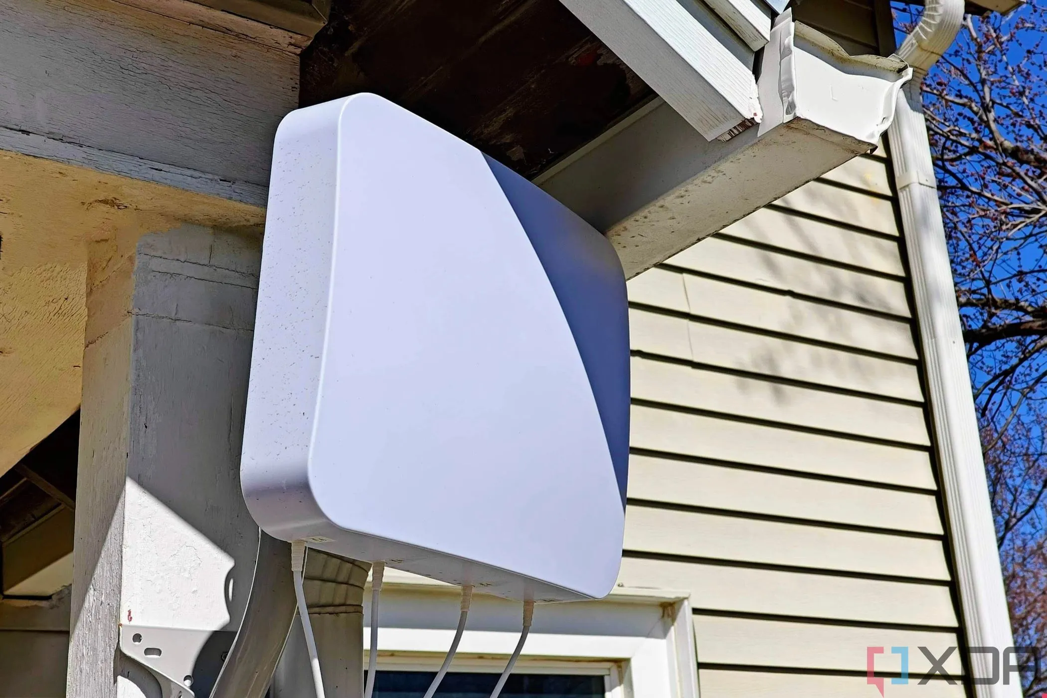 Ăng-ten ngoài Waveform dành cho modem Internet di động T-Mobile.