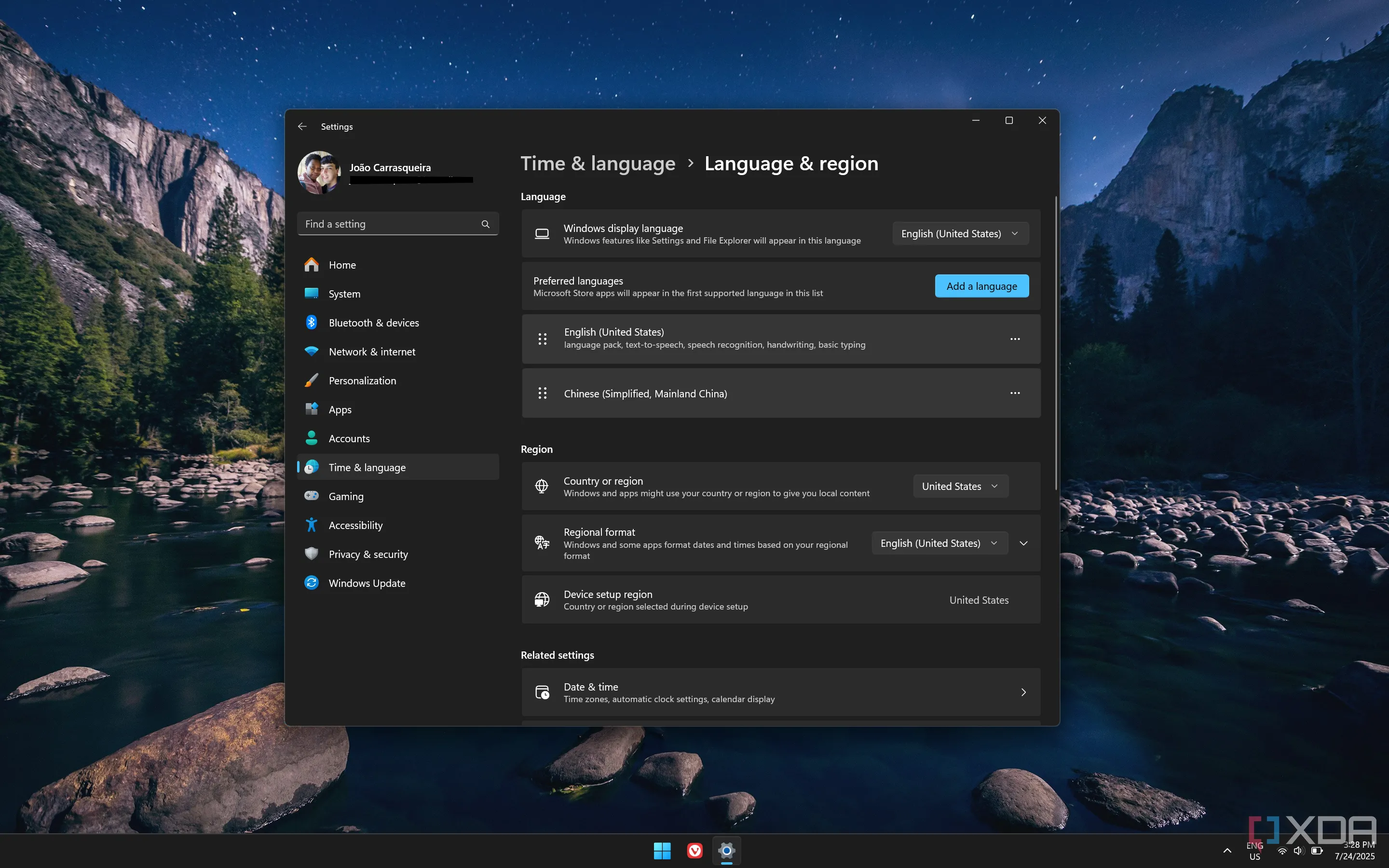 Ảnh chụp màn hình cài đặt khu vực trong Windows 11, hiển thị vùng cài đặt thiết bị là Hoa Kỳ trước khi thay đổi.