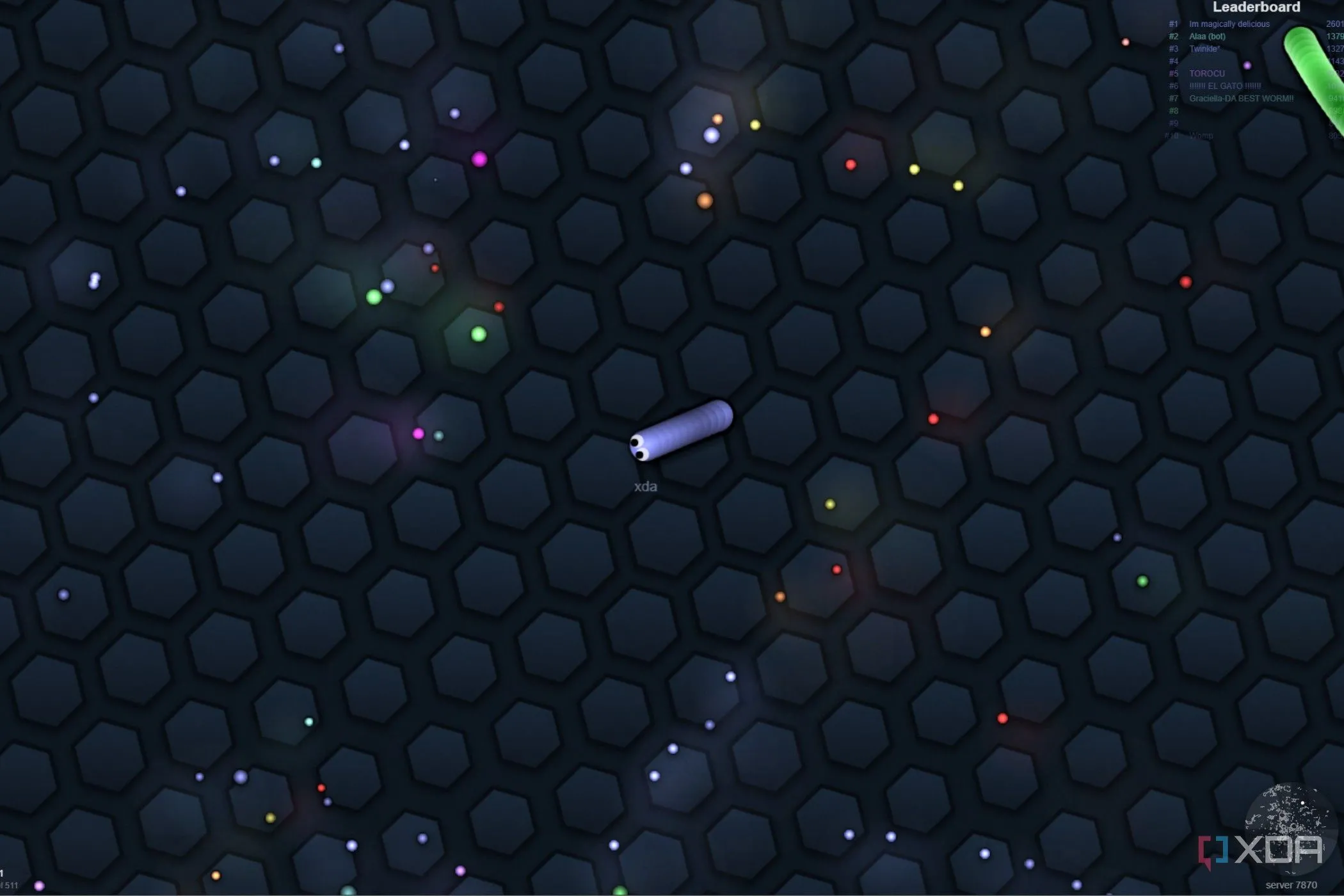 Ảnh chụp màn hình game Slither.io hiển thị nhiều con rắn nhiều màu sắc đang di chuyển